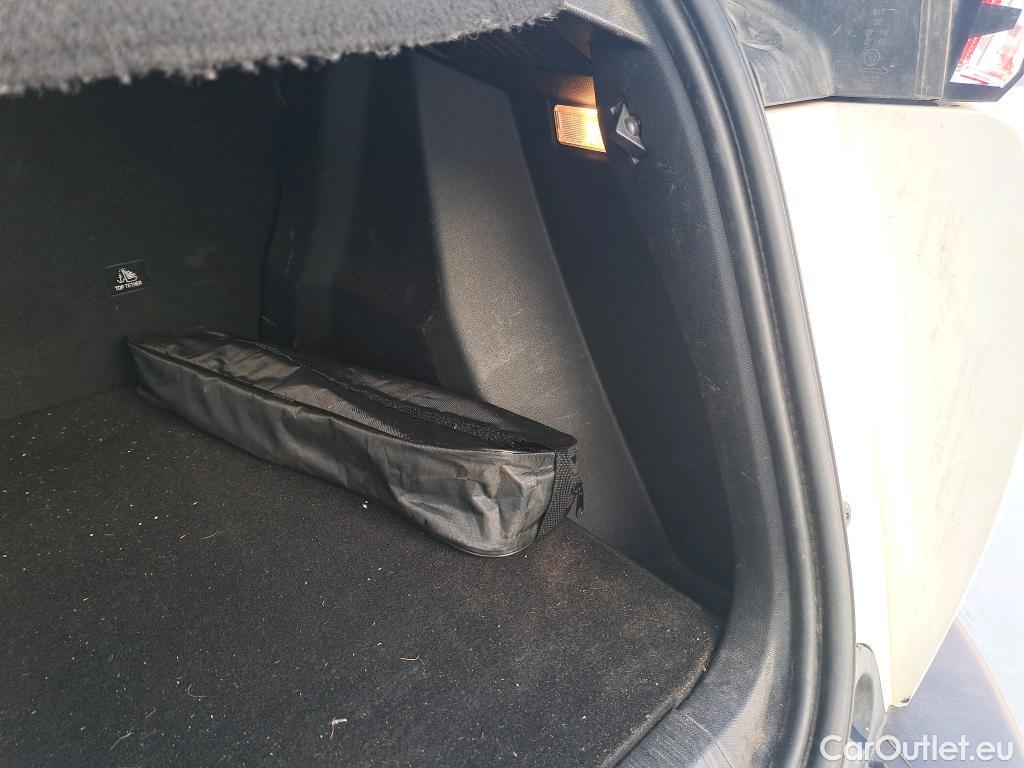  Peugeot  2008 PEUGEOT  / 2019 / 5P / todoterreno Allure BlueHDI 81kW (110CV) #48