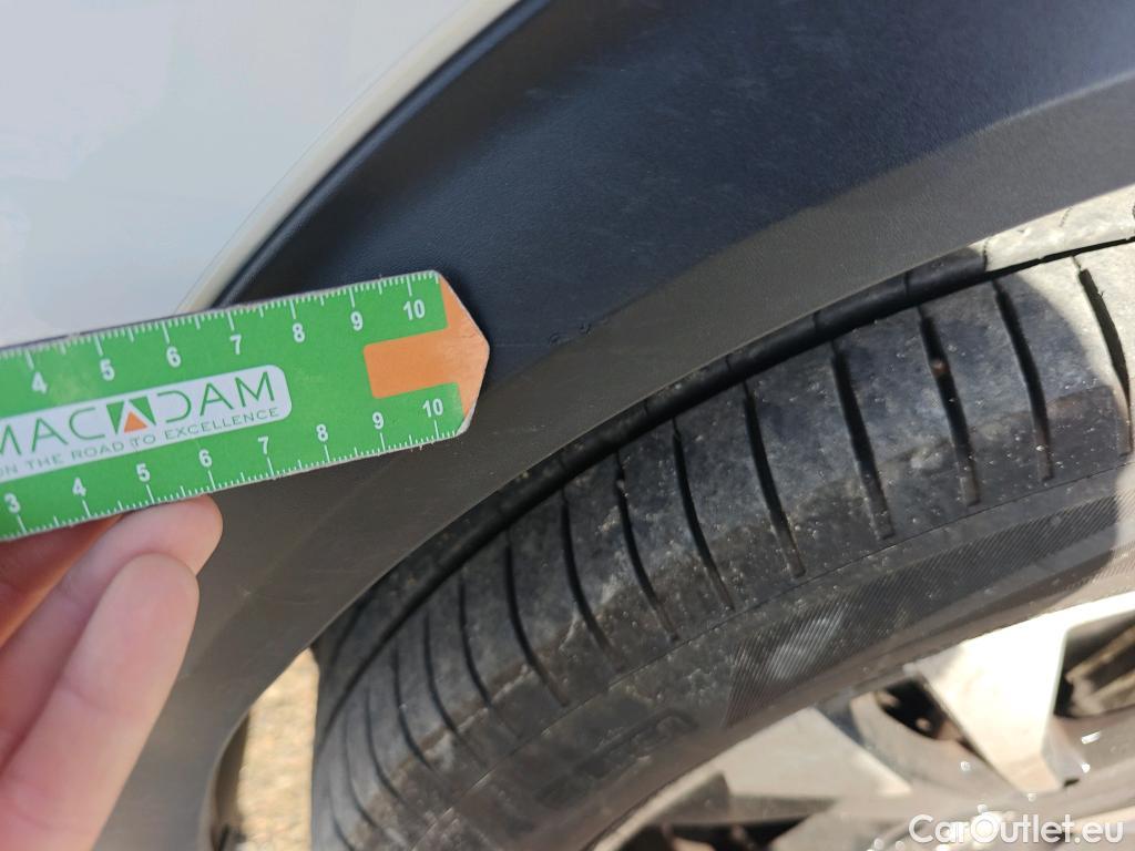  Peugeot  2008 PEUGEOT  / 2019 / 5P / todoterreno Allure BlueHDI 81kW (110CV) #103