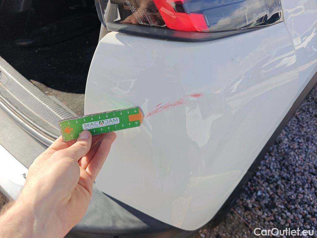  Peugeot  2008 PEUGEOT  / 2019 / 5P / todoterreno Allure BlueHDI 81kW (110CV) #82