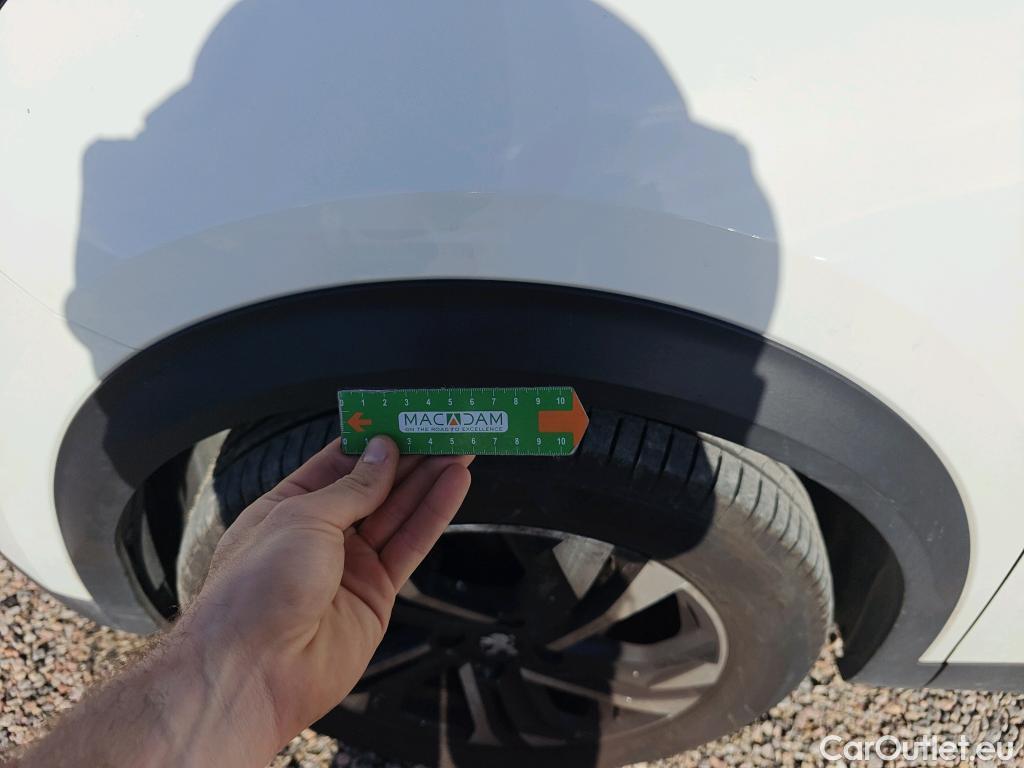  Peugeot  2008 PEUGEOT  / 2019 / 5P / todoterreno Allure BlueHDI 81kW (110CV) #102