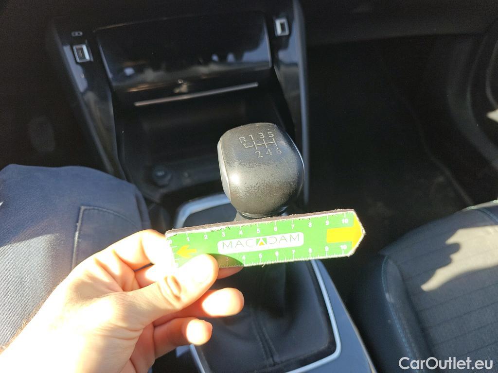  Peugeot  2008 PEUGEOT  / 2019 / 5P / todoterreno Allure BlueHDI 81kW (110CV) #67