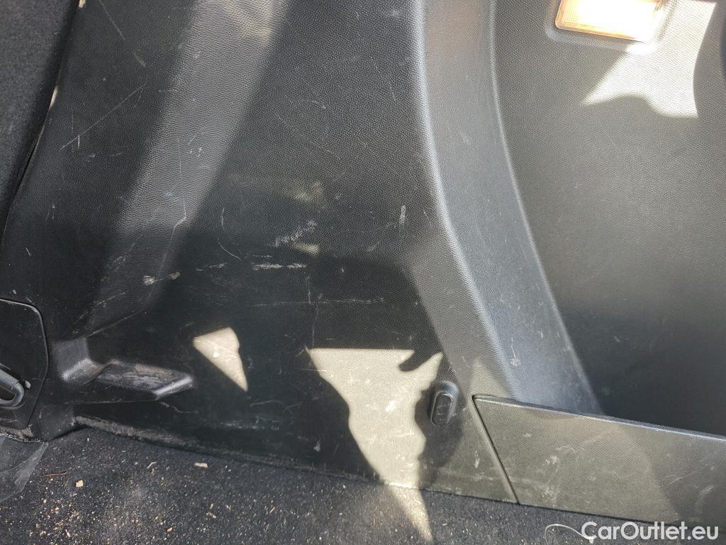  Peugeot  2008 PEUGEOT  / 2019 / 5P / todoterreno Allure BlueHDI 81kW (110CV) #54