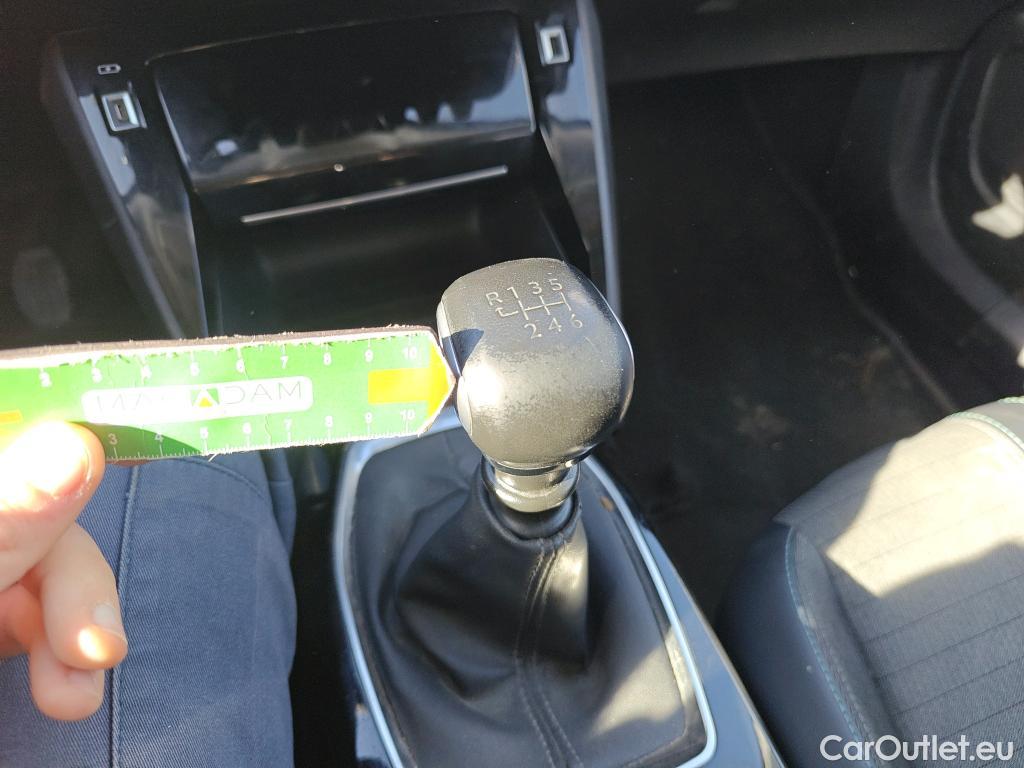  Peugeot  2008 PEUGEOT  / 2019 / 5P / todoterreno Allure BlueHDI 81kW (110CV) #68