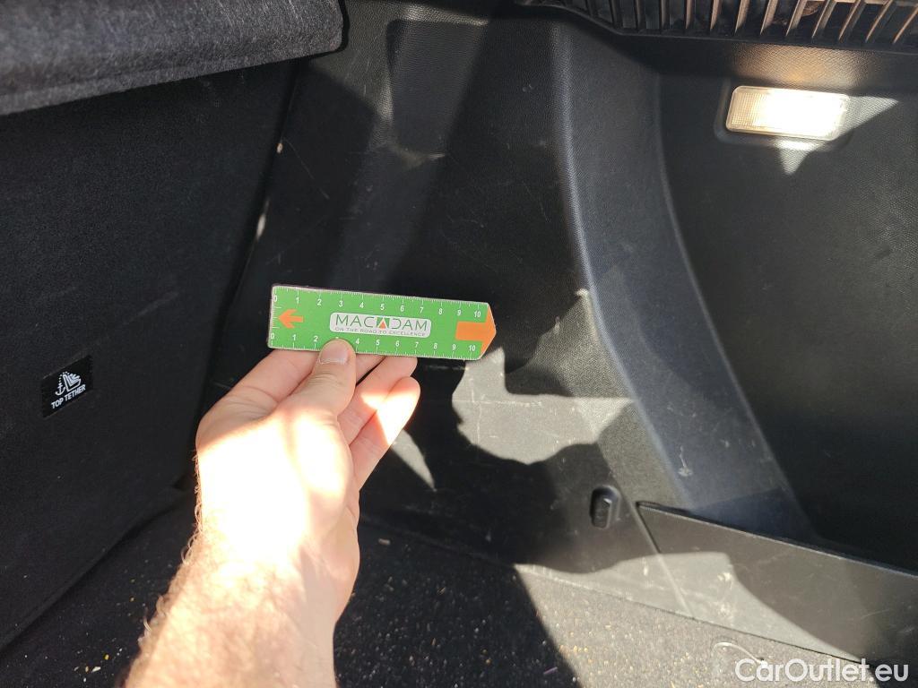  Peugeot  2008 PEUGEOT  / 2019 / 5P / todoterreno Allure BlueHDI 81kW (110CV) #53