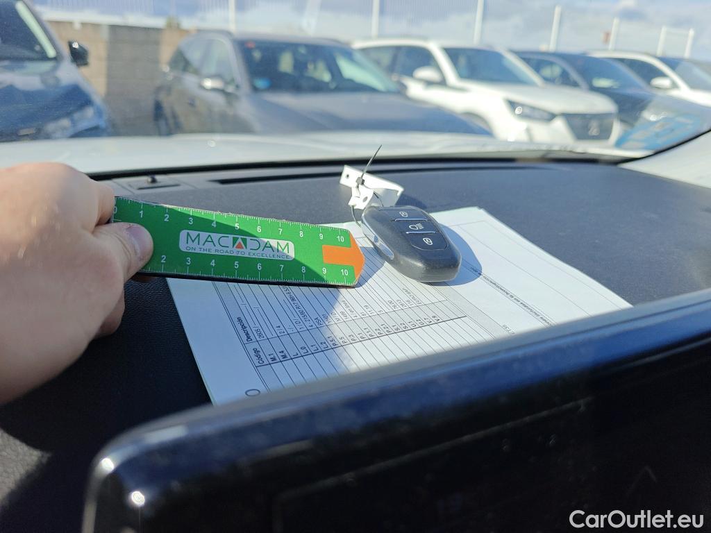  Peugeot  2008 PEUGEOT  / 2019 / 5P / todoterreno Allure BlueHDI 81kW (110CV) #2