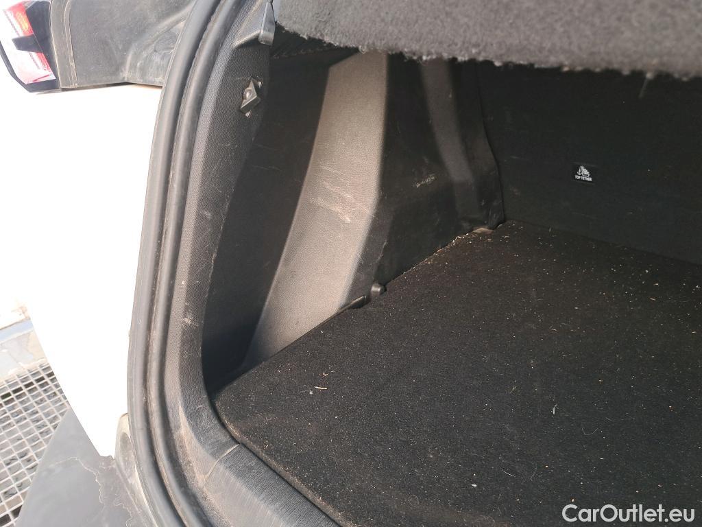  Peugeot  2008 PEUGEOT  / 2019 / 5P / todoterreno Allure BlueHDI 81kW (110CV) #46