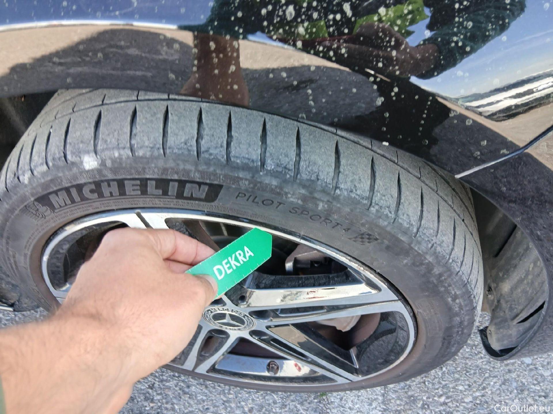  Mercedes  A-Klasse MERCEDES-BENZ Clase A 250 e berlina con portón 160 CV 11 kWh #Opcionales 5700 €# #5