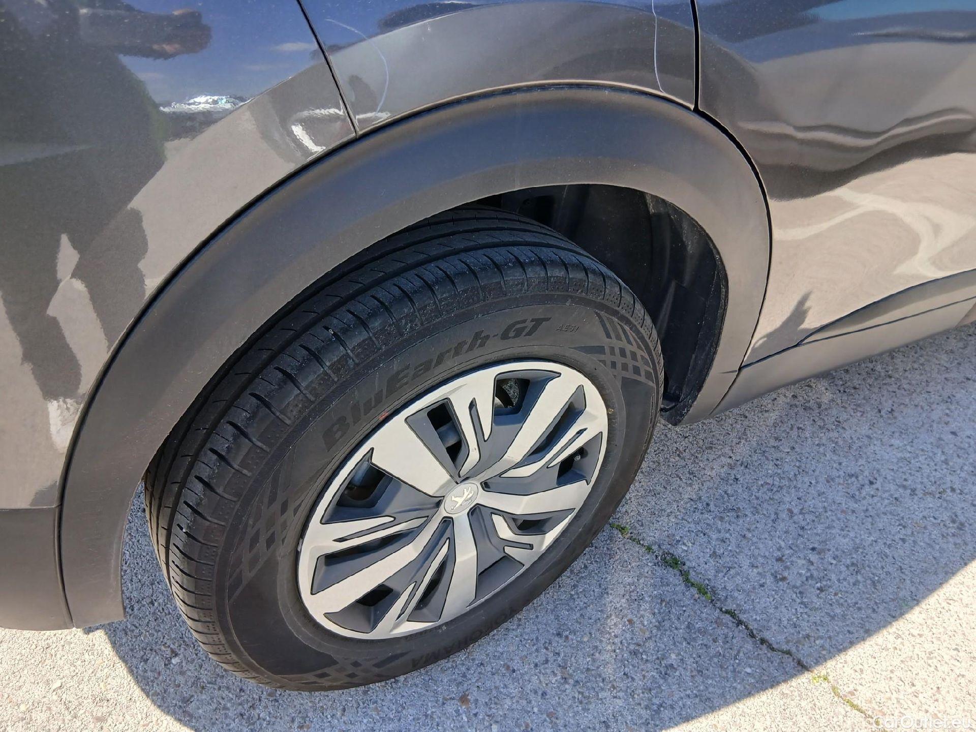  Peugeot  2008 PEUGEOT  / 2019 / 5P / todoterreno Active BlueHDI 81kW (110CV) #36