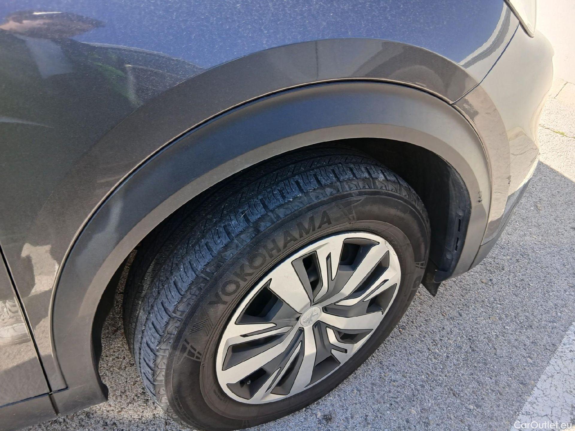  Peugeot  2008 PEUGEOT  / 2019 / 5P / todoterreno Active BlueHDI 81kW (110CV) #40