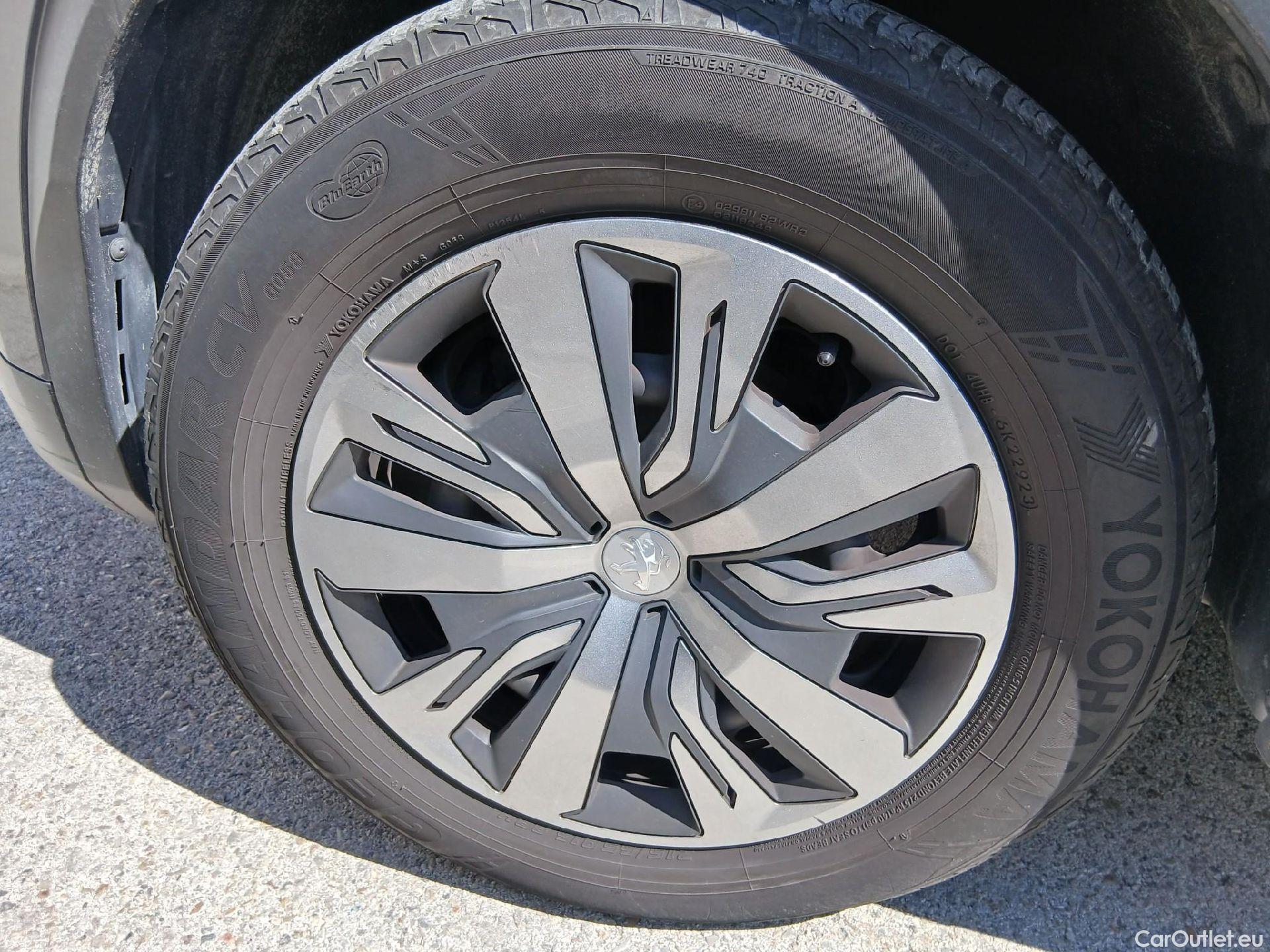  Peugeot  2008 PEUGEOT  / 2019 / 5P / todoterreno Active BlueHDI 81kW (110CV) #17