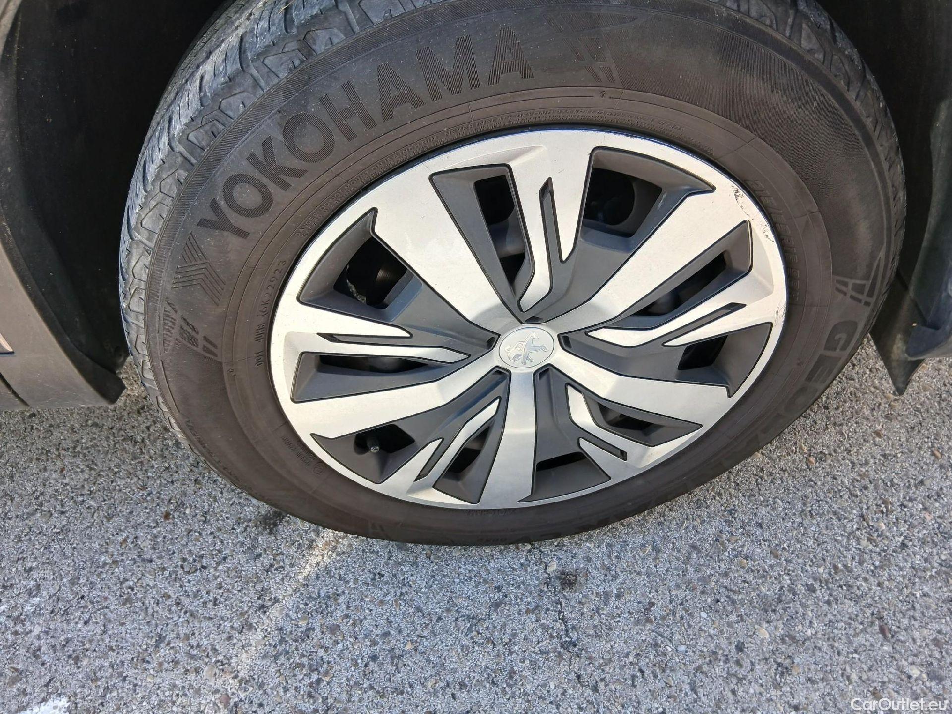  Peugeot  2008 PEUGEOT  / 2019 / 5P / todoterreno Active BlueHDI 81kW (110CV) #42