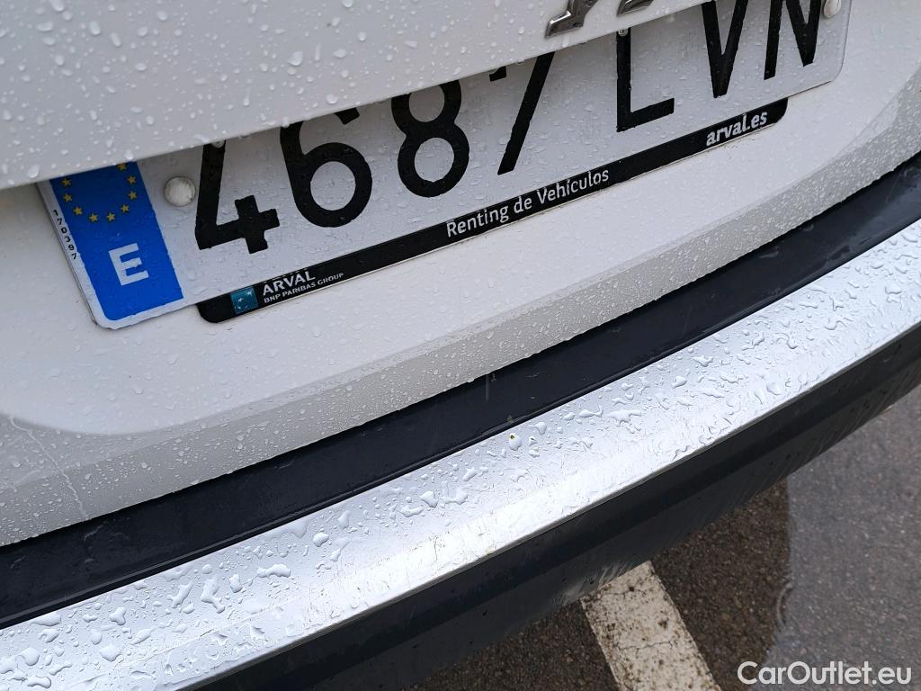  Peugeot  2008 PEUGEOT  / 2019 / 5P / todoterreno Allure BlueHDI 81kW (110CV) #18