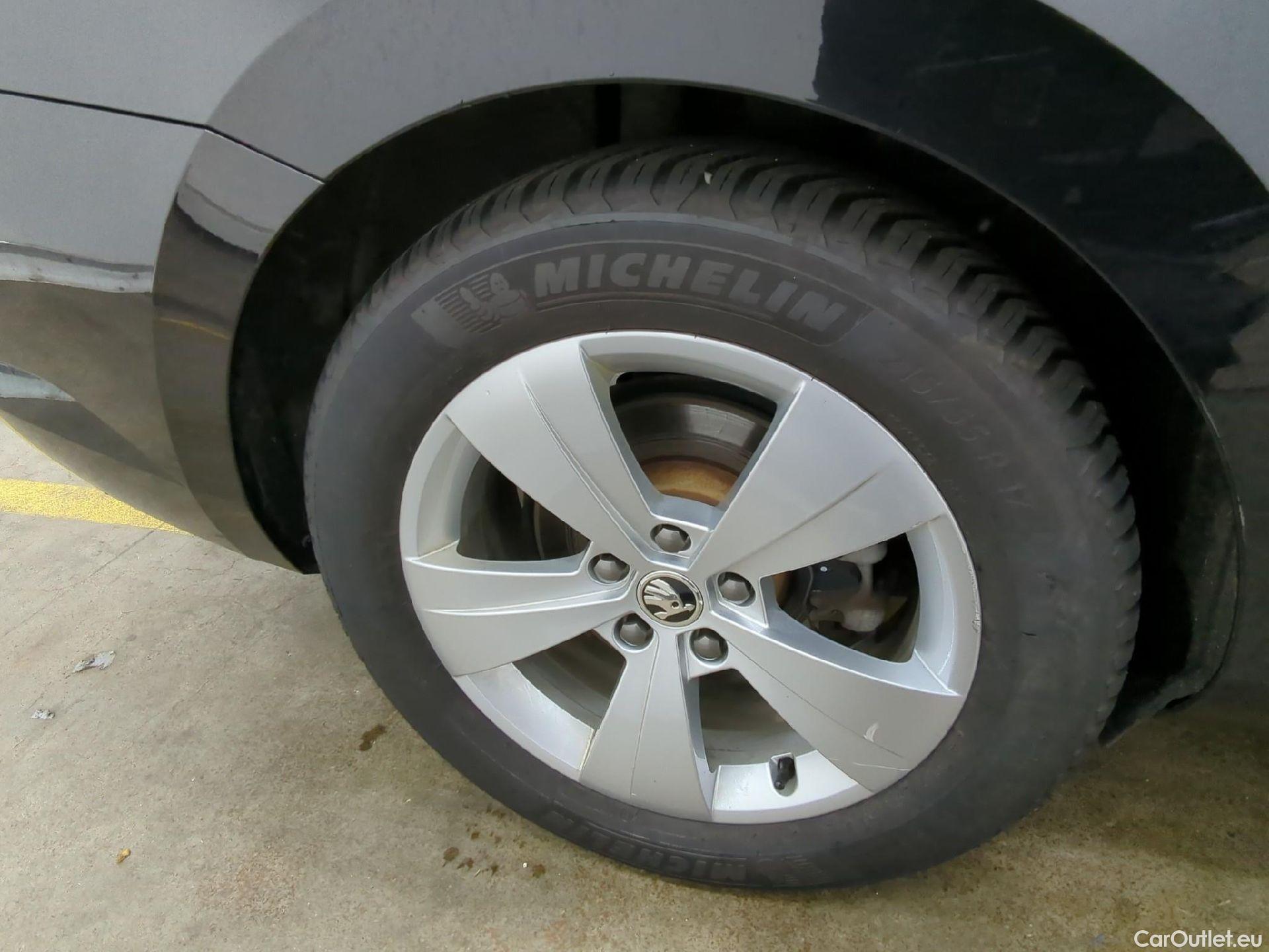  Skoda  Superb  Break Business 2.0 TDI 120CV BVA7 E6d #9