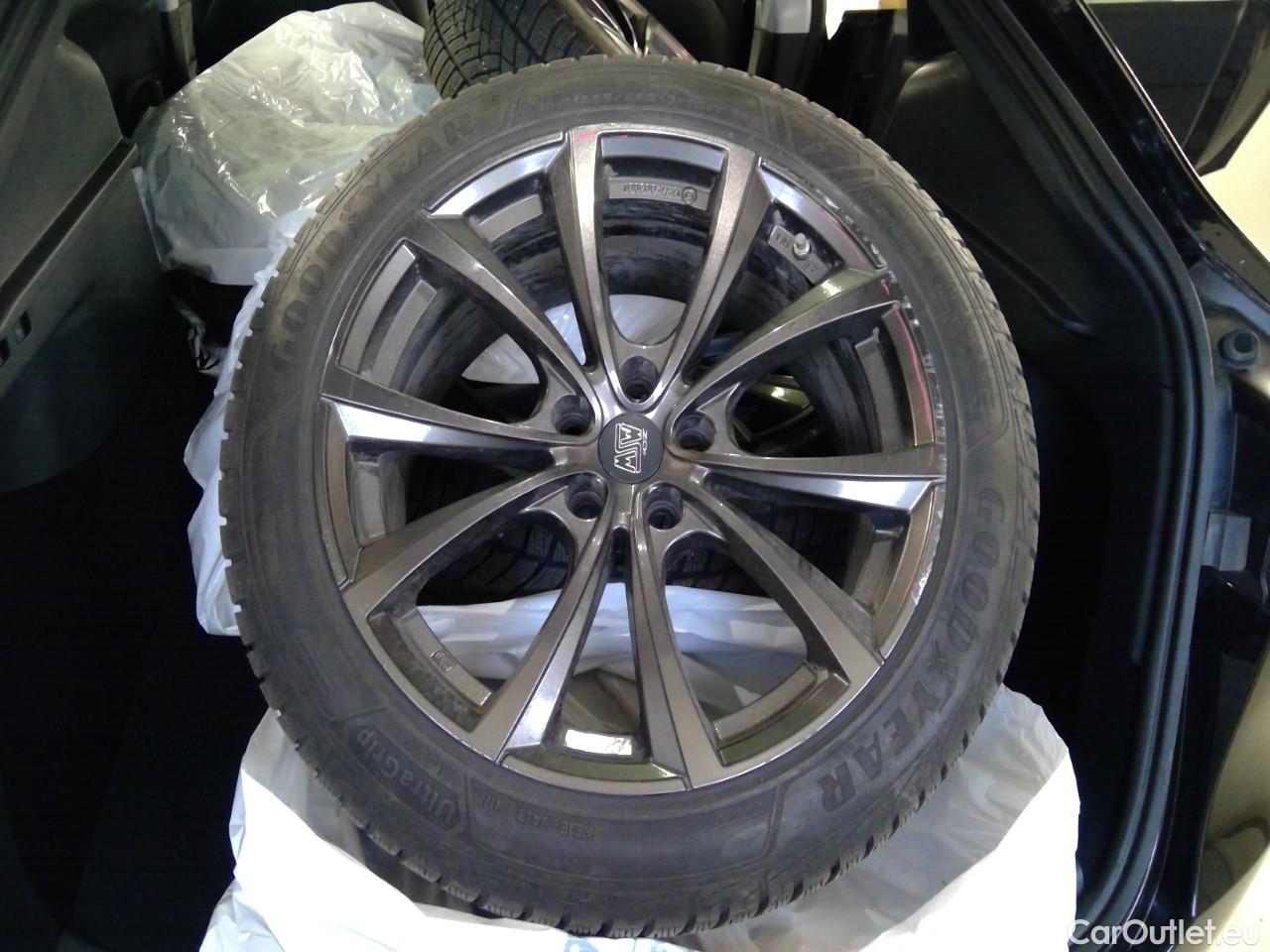  Tesla  Model Y  Long-Range AWD #8