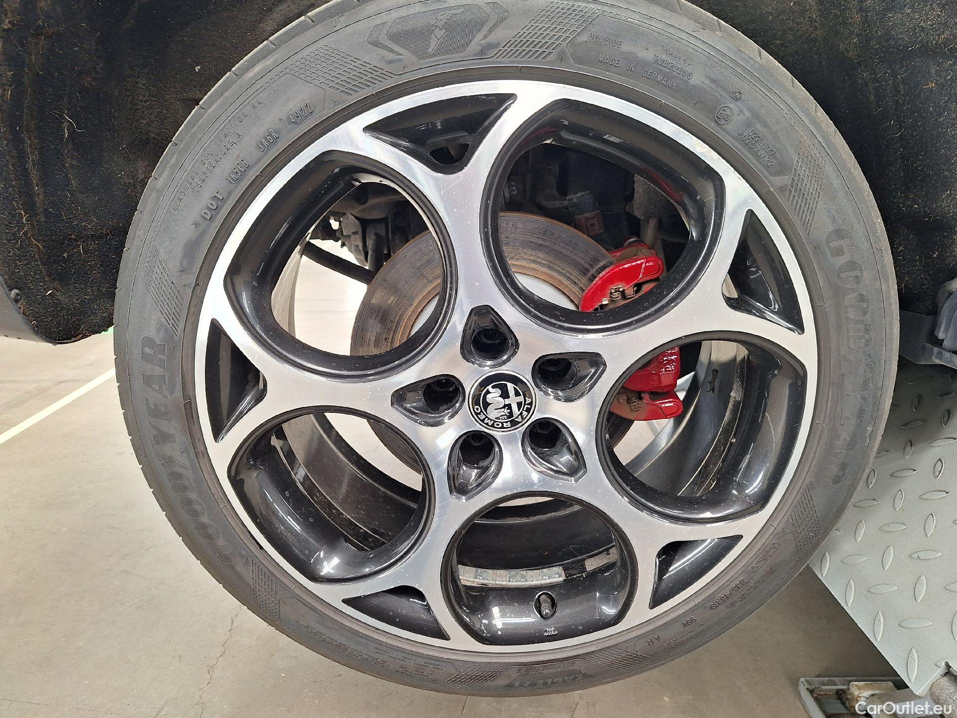  Alfa Romeo  TONALE Alfa Romeo,  '22 PHEV, Alfa Romeo  1.3 T280 PHEV Q4 Veloce 5d #16