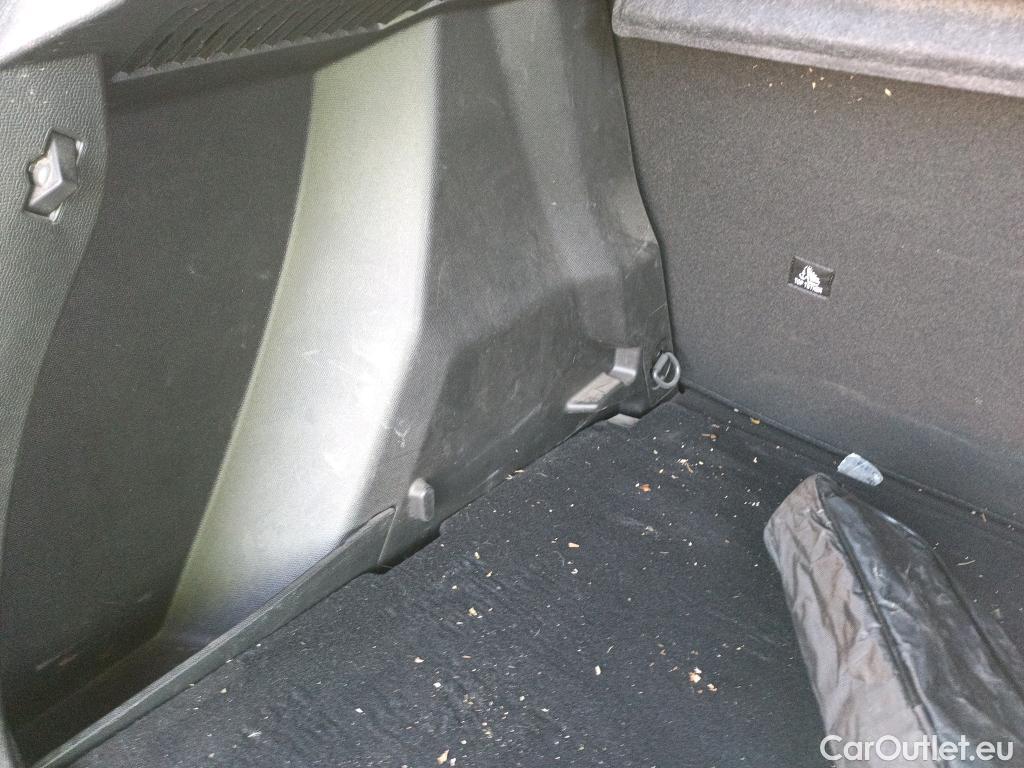  Peugeot  2008 PEUGEOT  / 2019 / 5P / todoterreno Allure BlueHDI 81kW (110CV) #9