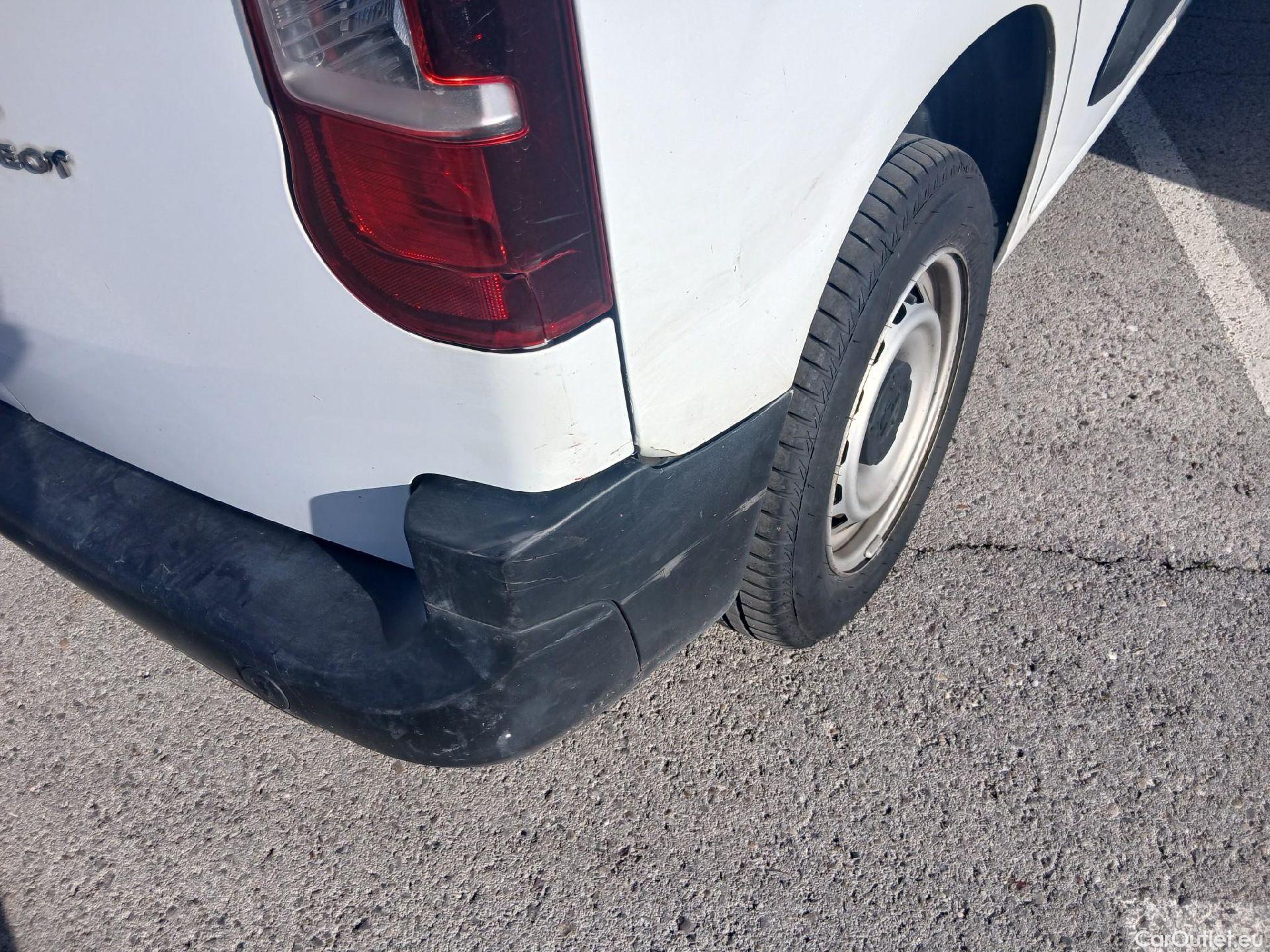  Peugeot  Partner PEUGEOT  / 2018 / 3P / furgón derivado de turismo Pro Standard 600kg BlueHDi 73kW #41