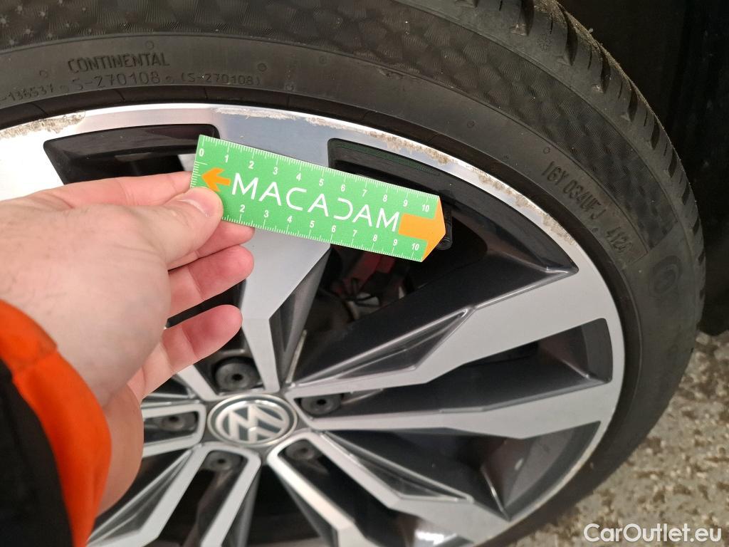  Volkswagen  T-ROC VOLKSWAGEN  / 2017 / 5P / SUV 1.5 TSI 150 EVO R-LINE DSG7 #17