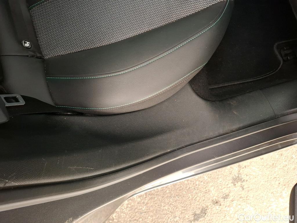  Peugeot  308 PEUGEOT  SW / 2021 / 5P / Break PureTech 130 S&S EAT 8 ALLURE #41