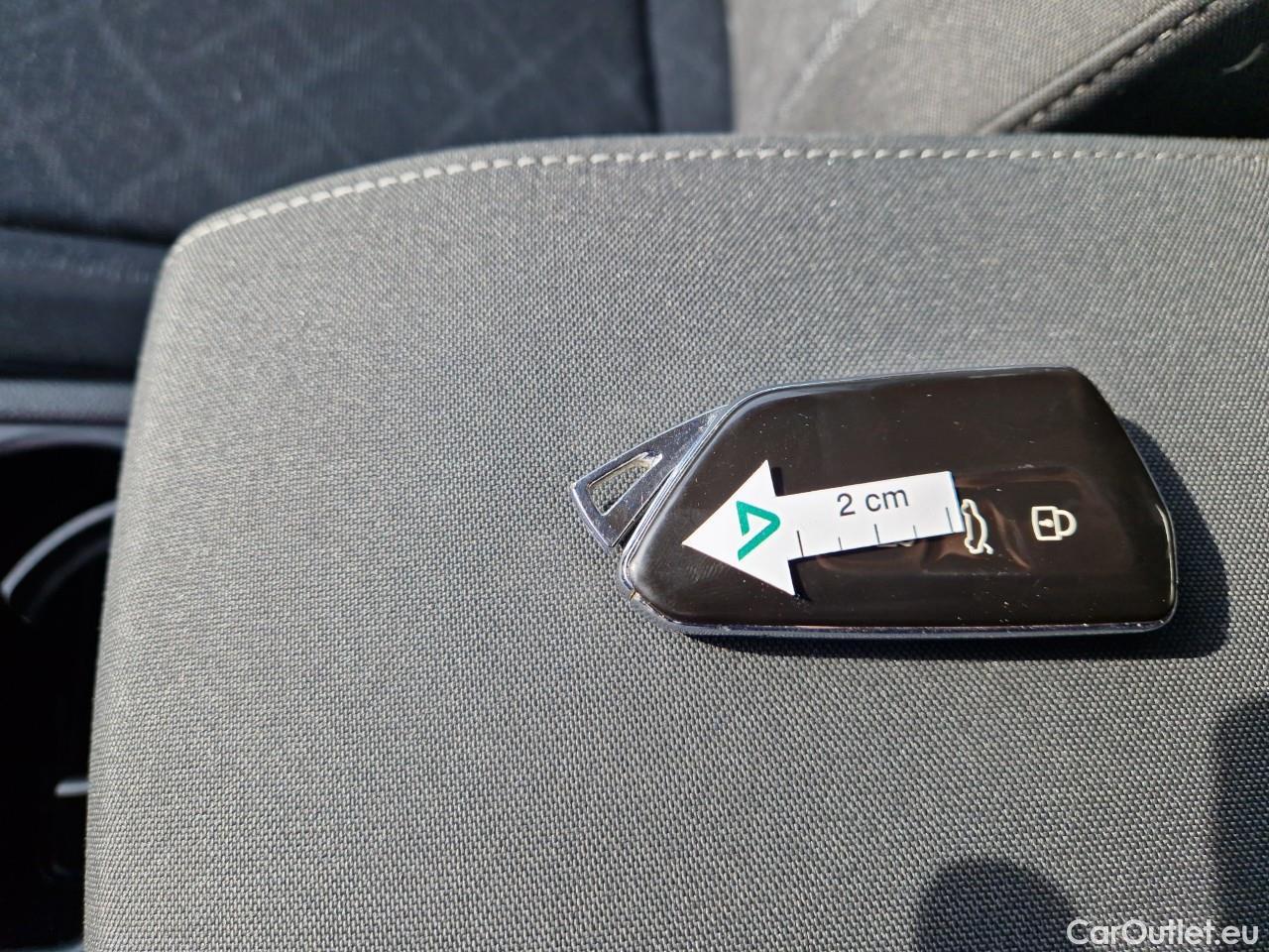  Volkswagen  Golf  Life 1.0 TSI #1