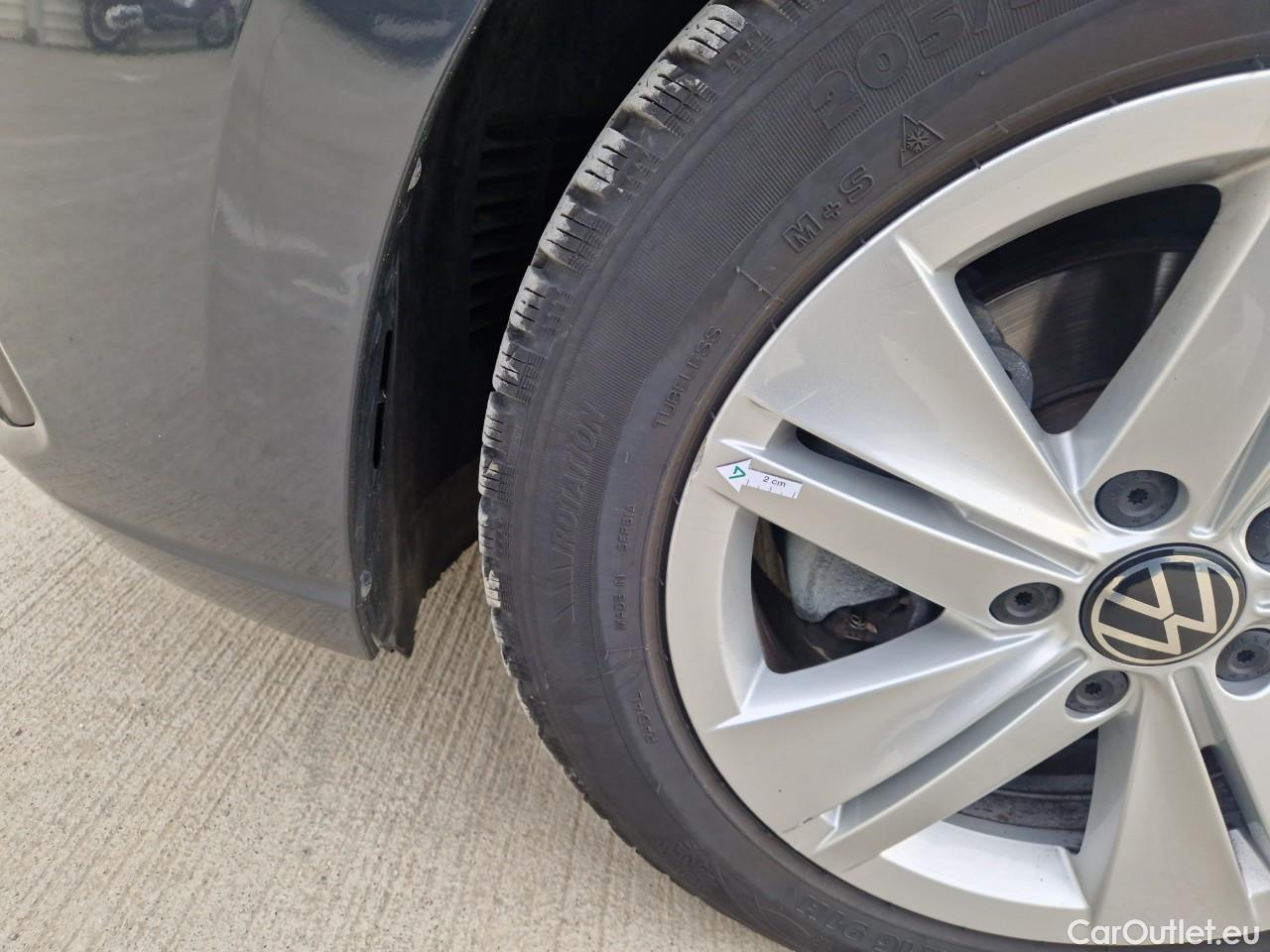  Volkswagen  Golf  Life 1.0 TSI #40