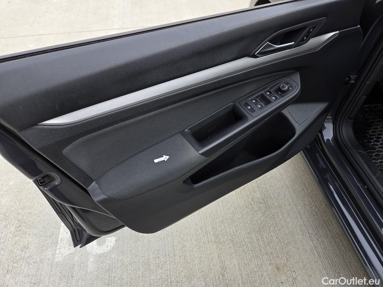  Volkswagen  Golf  Life 1.0 TSI #36