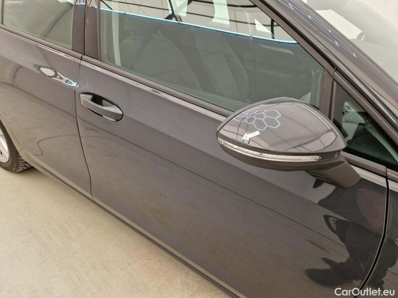  Volkswagen  Golf  Life 1.0 TSI #18