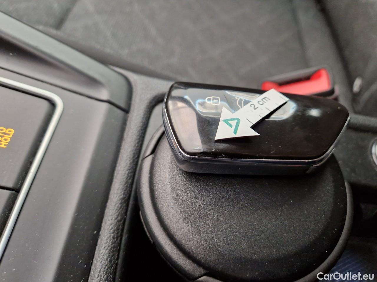  Volkswagen  Golf  Life 1.0 TSI #1