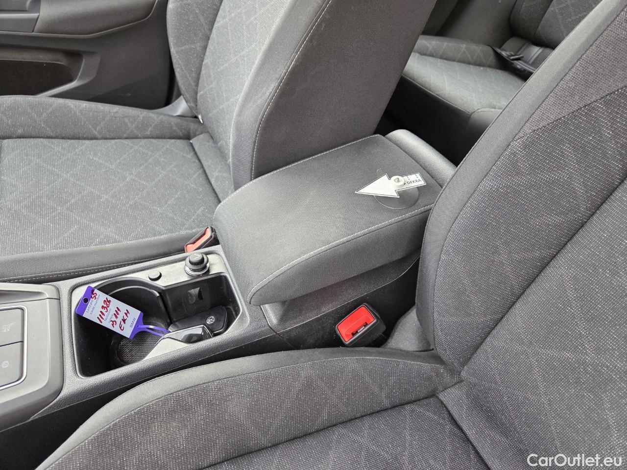  Volkswagen  Golf  Life 1.0 TSI #41