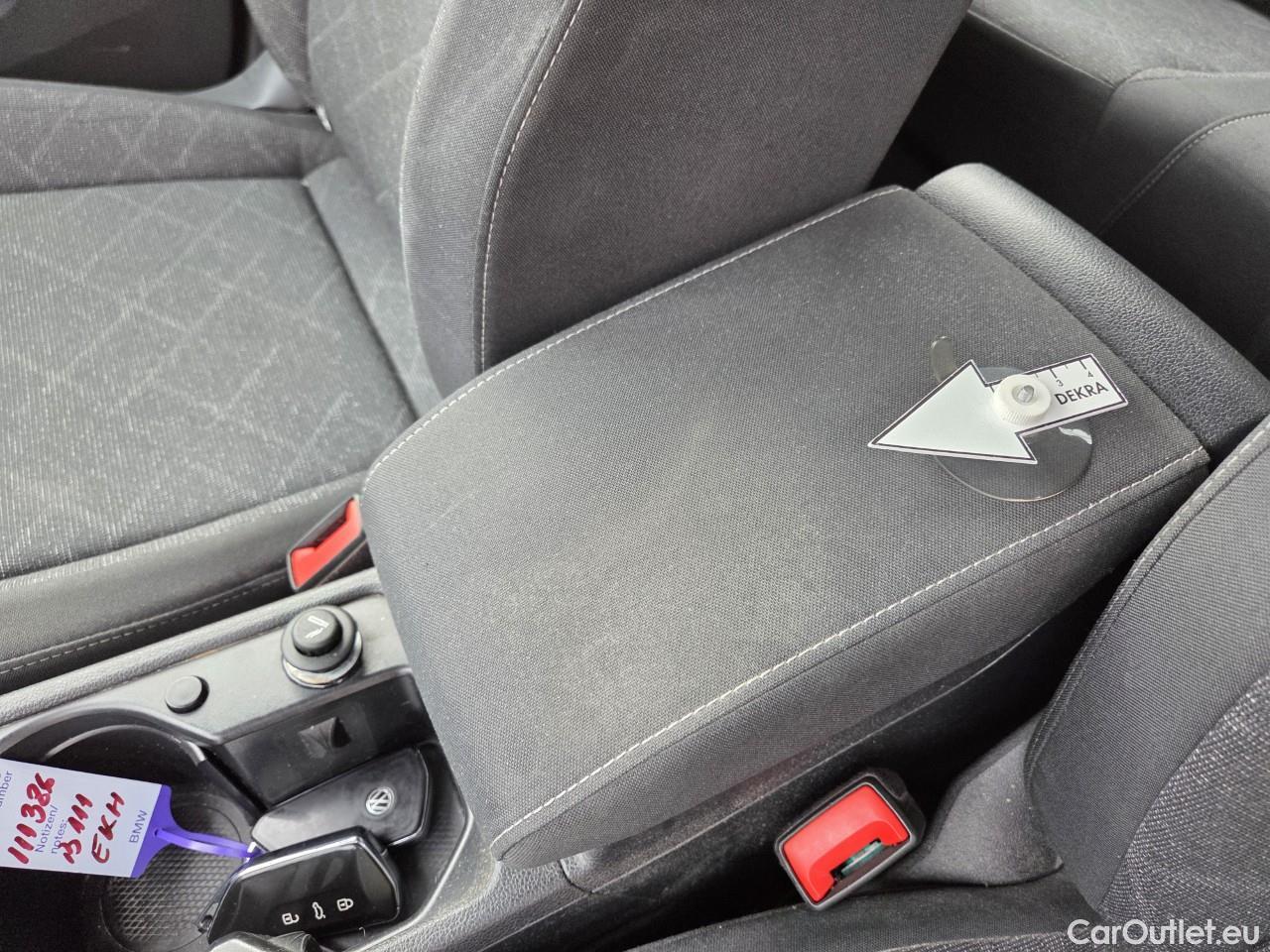  Volkswagen  Golf  Life 1.0 TSI #40