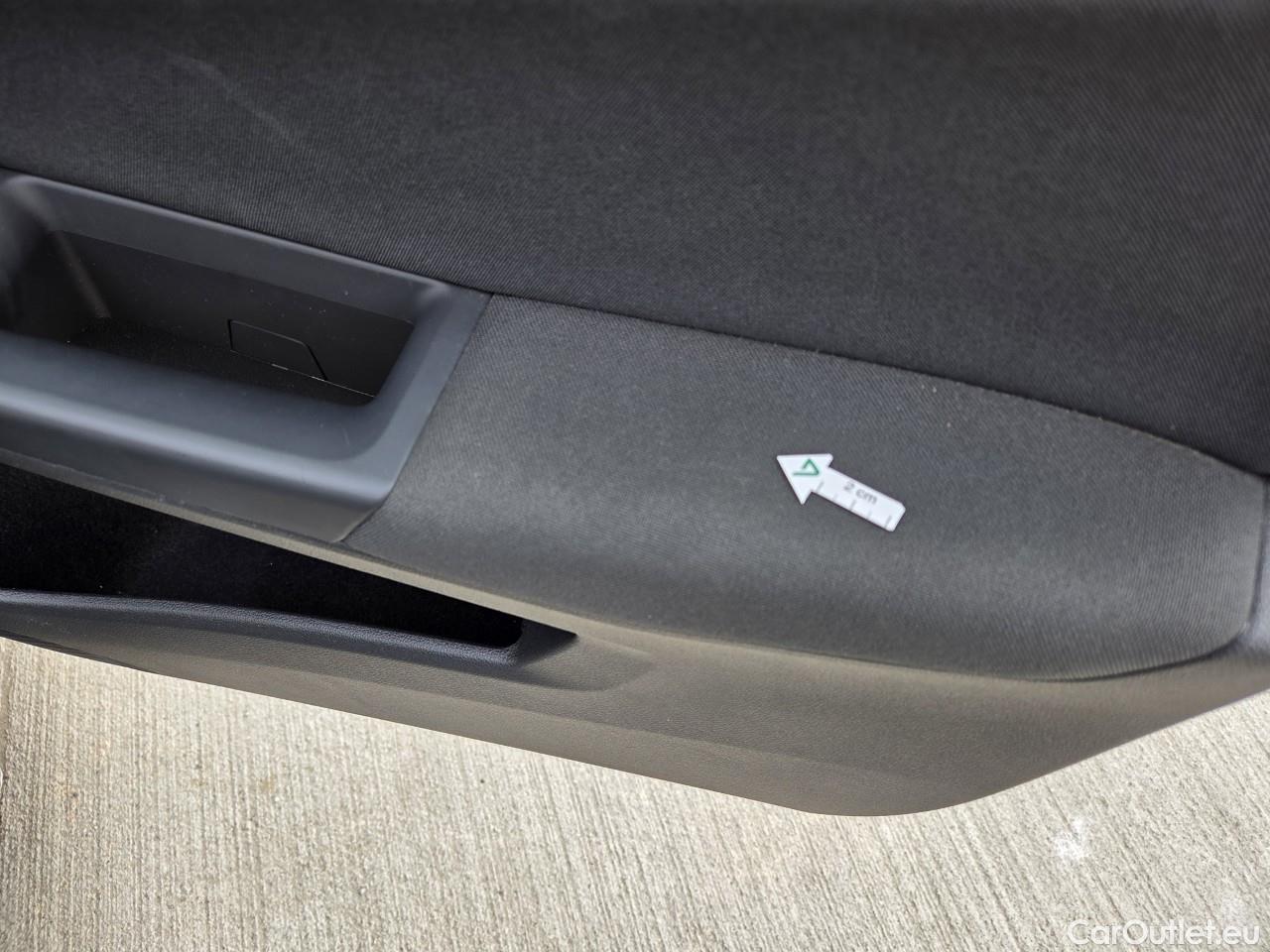  Volkswagen  Golf  Life 1.0 TSI #44