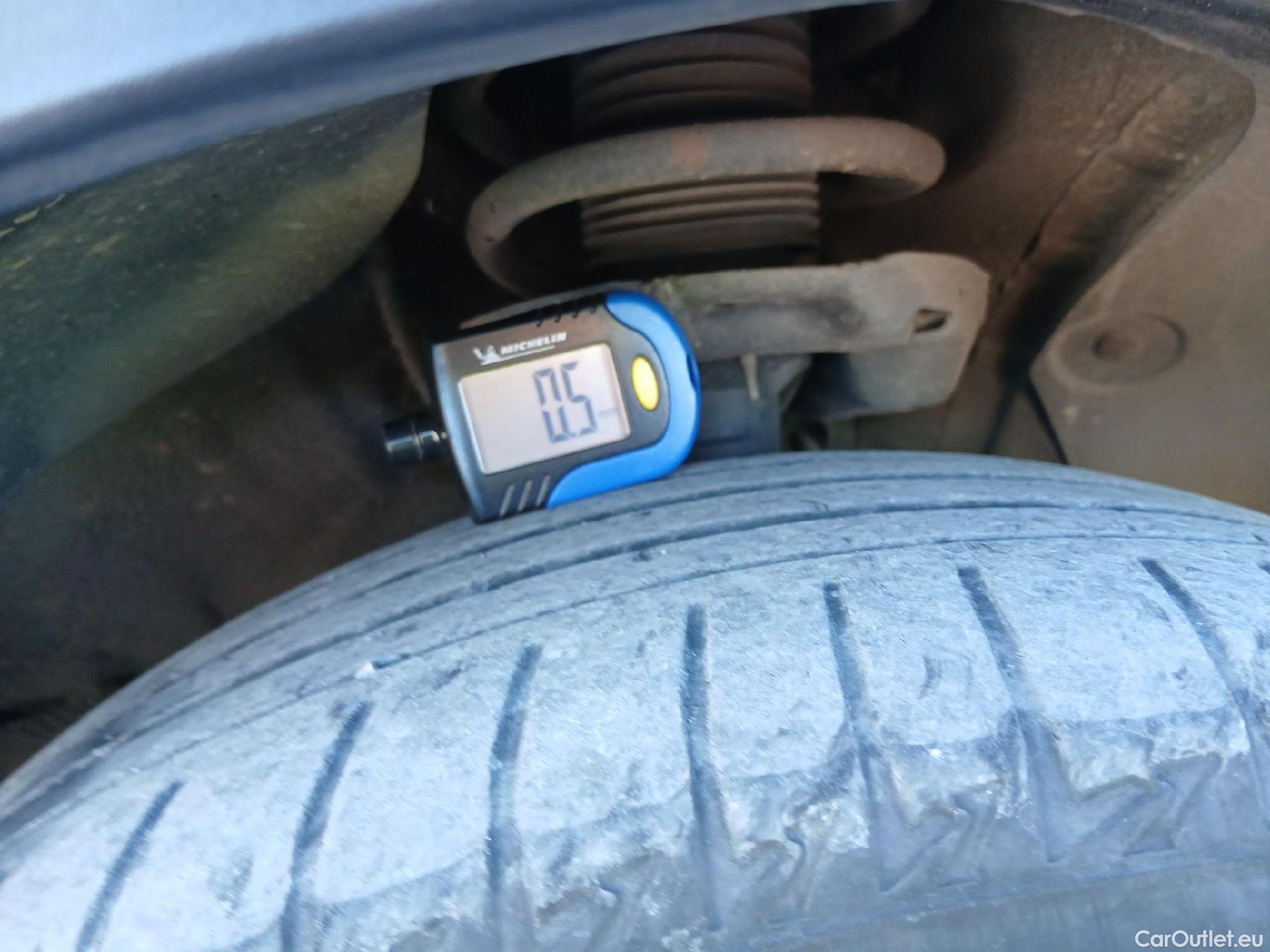  KIA  Niro KIA  / 2019 / 5P / crossover 1.6 GDi HEV 104kW (141CV) Concept #8