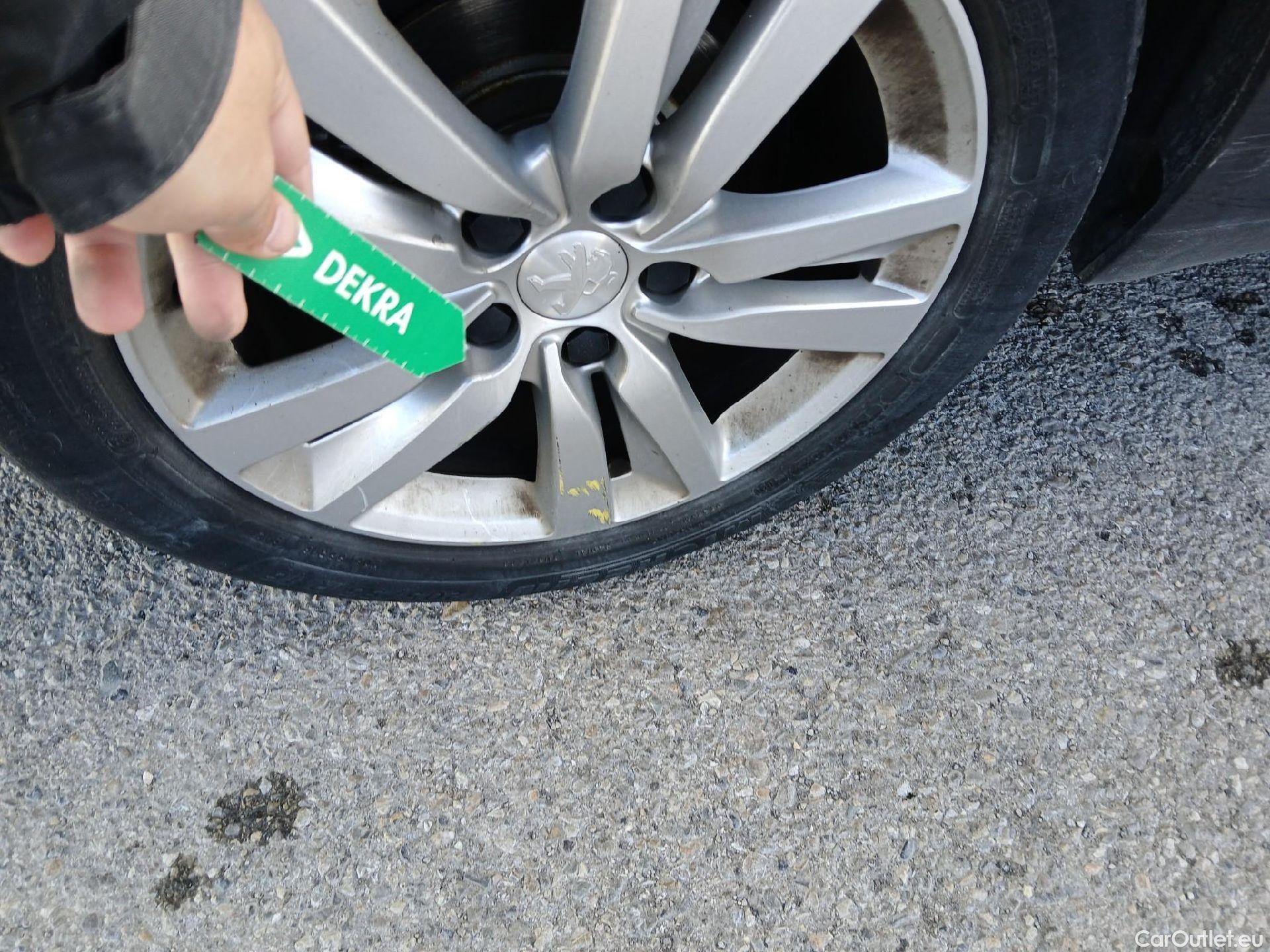  Peugeot  308 PEUGEOT  / 2017 / 5P / berlina con portón 5p Active Pack PureTech 110 S&S #31