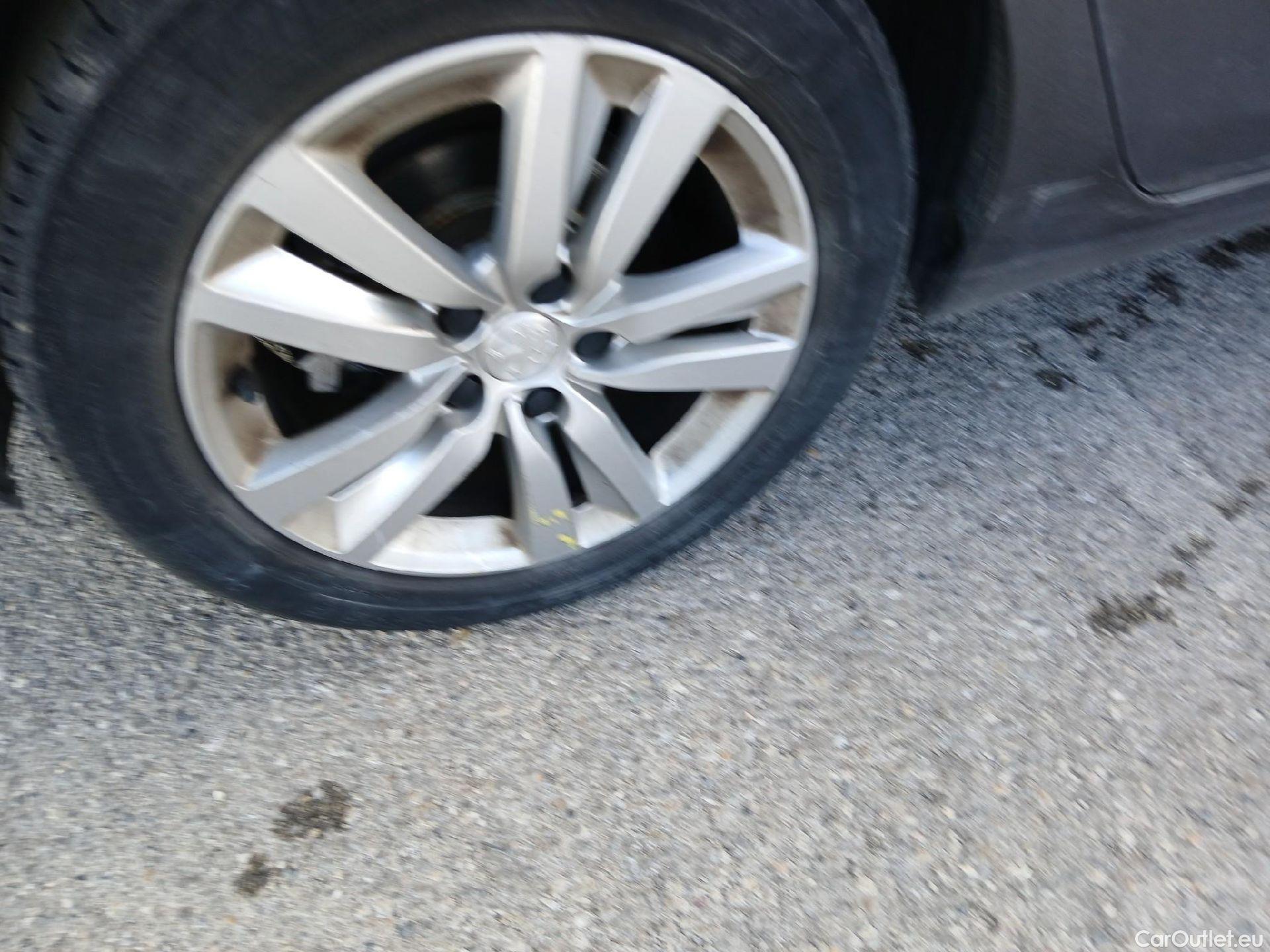  Peugeot  308 PEUGEOT  / 2017 / 5P / berlina con portón 5p Active Pack PureTech 110 S&S #30