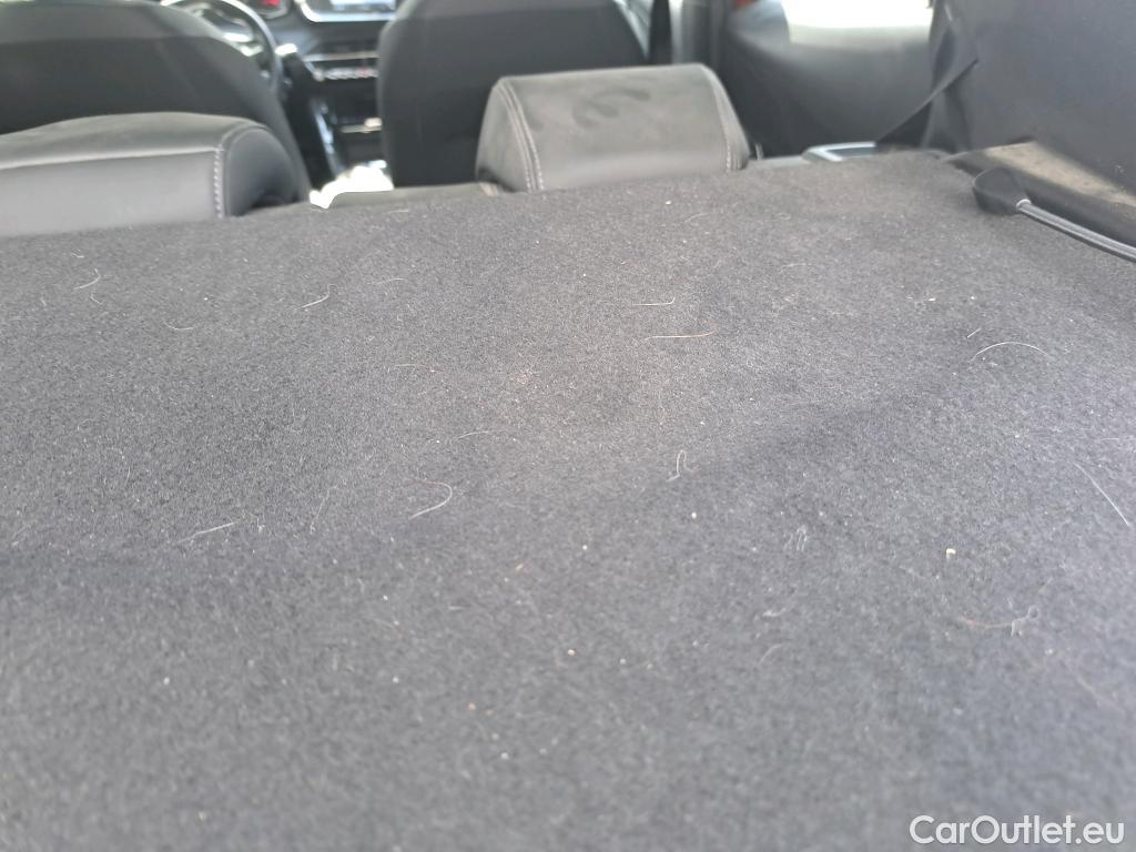  Peugeot  2008 PEUGEOT  / 2019 / 5P / todoterreno Allure BlueHDI 130 S&S EAT8 #3