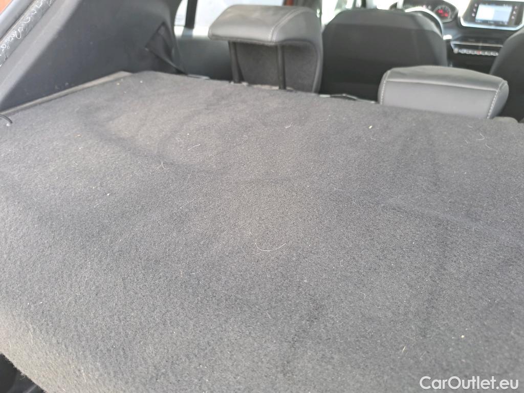  Peugeot  2008 PEUGEOT  / 2019 / 5P / todoterreno Allure BlueHDI 130 S&S EAT8 #4