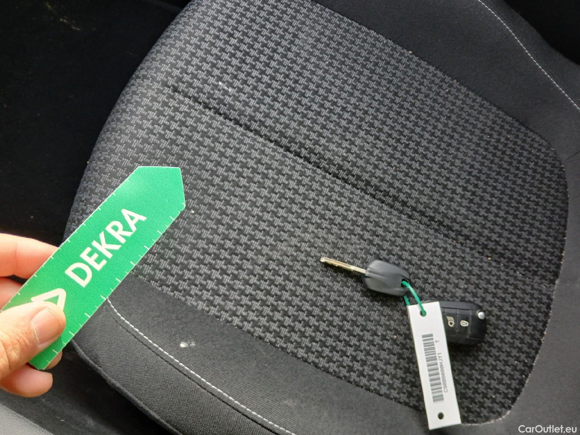  Peugeot  308 PEUGEOT  / 2017 / 5P / berlina con portón 5p Active Pack PureTech 110 S&S #2