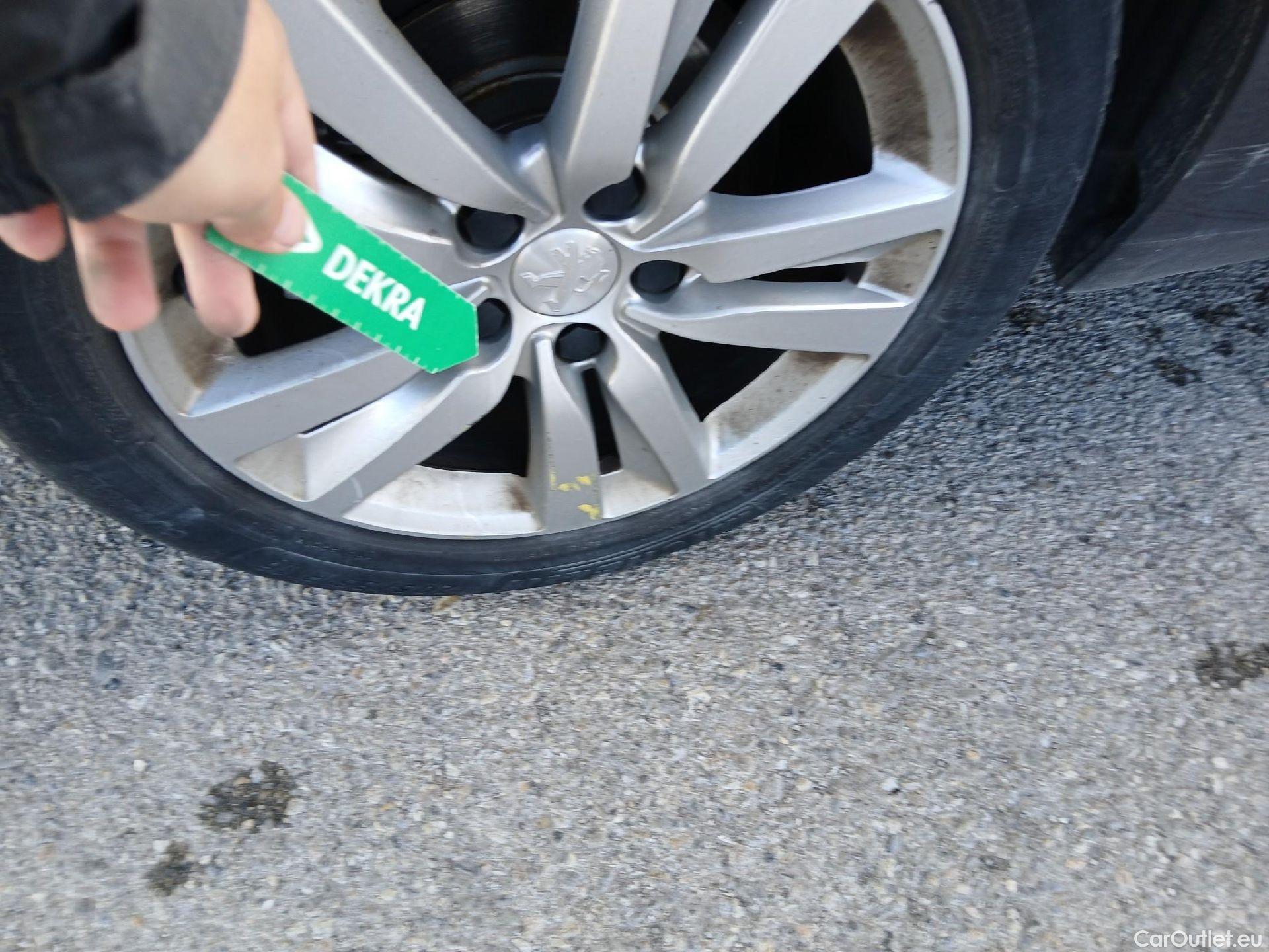  Peugeot  308 PEUGEOT  / 2017 / 5P / berlina con portón 5p Active Pack PureTech 110 S&S #32