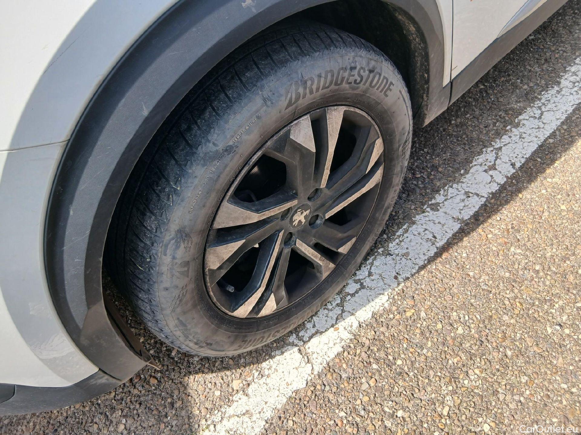  Peugeot  2008 PEUGEOT  / 2019 / 5P / todoterreno Allure BlueHDI 81kW (110CV) #3