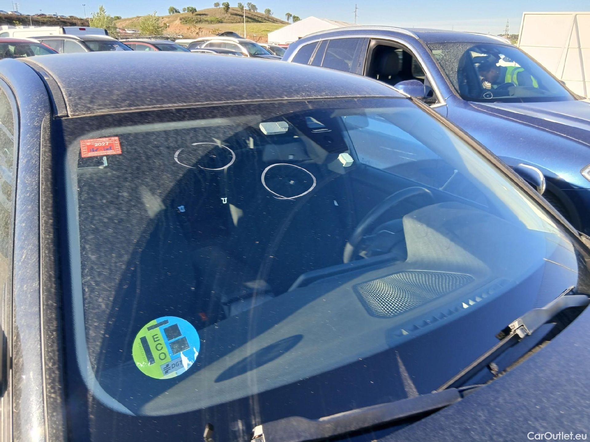  Bmw  Serie 3 BMW  / 2018 / 4P / sedán 318d Auto. #3