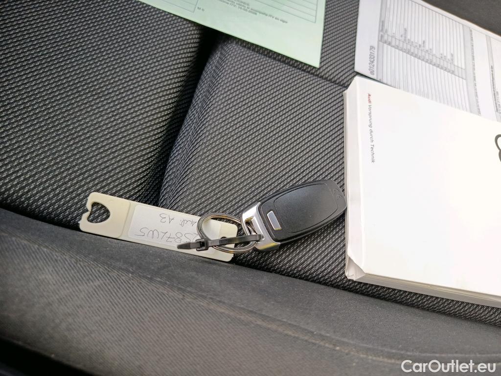  Audi  A3 AUDI  / 2020 / 5P / berlina con portón Sportback S line 30 TDI 85kW (116CV) #2