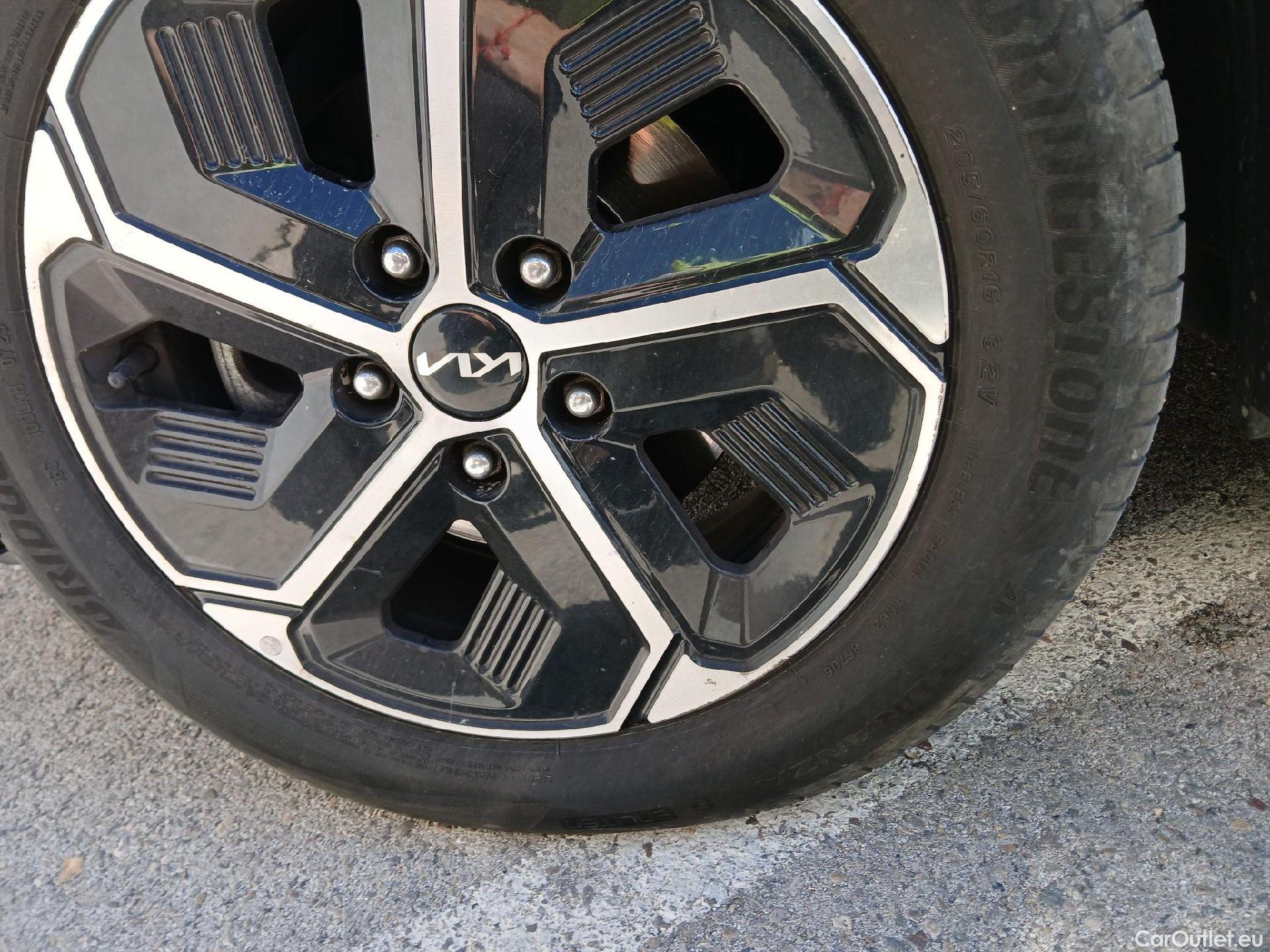  KIA  Niro KIA  / 2022 / 5P / crossover 1.6 GDi PHEV 135kW (183CV) Drive #19