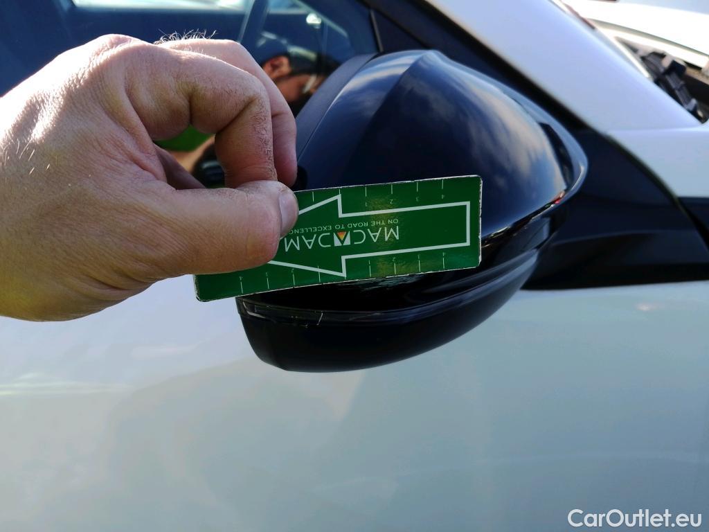  Peugeot  2008 PEUGEOT  / 2019 / 5P / todoterreno Allure BlueHDI 81kW (110CV) #27