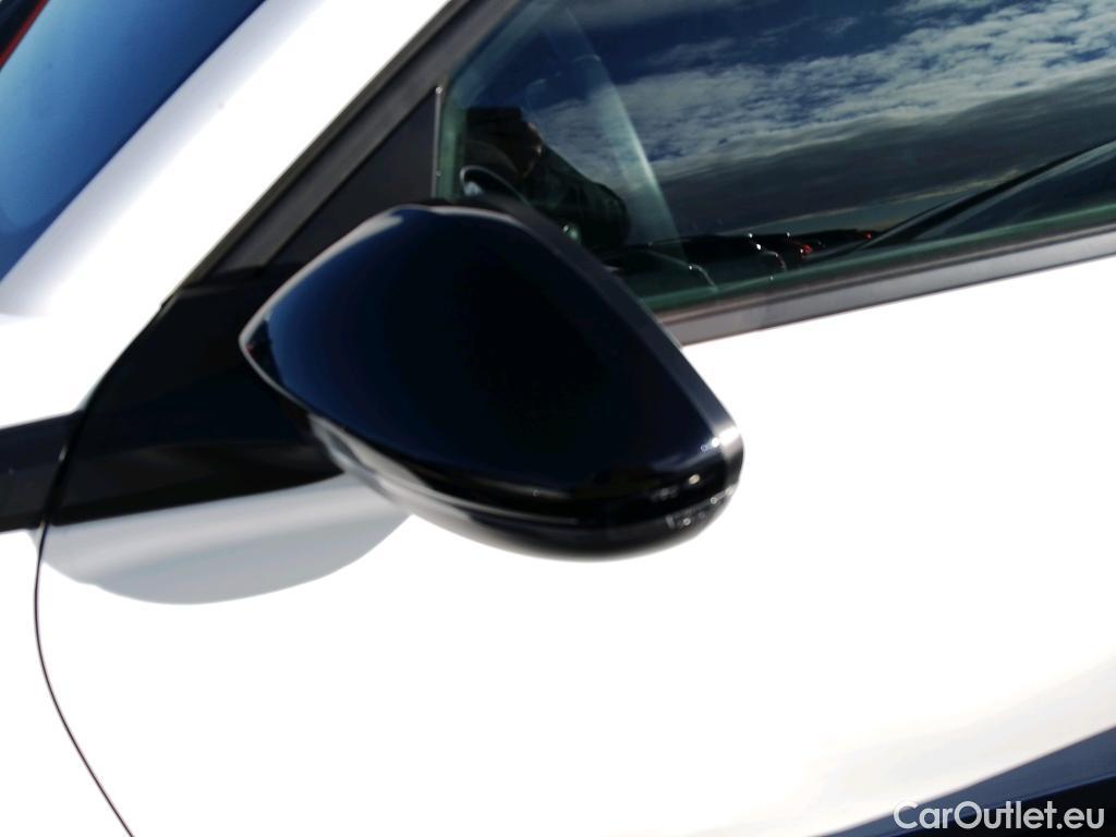  Peugeot  2008 PEUGEOT  / 2019 / 5P / todoterreno Allure BlueHDI 81kW (110CV) #19