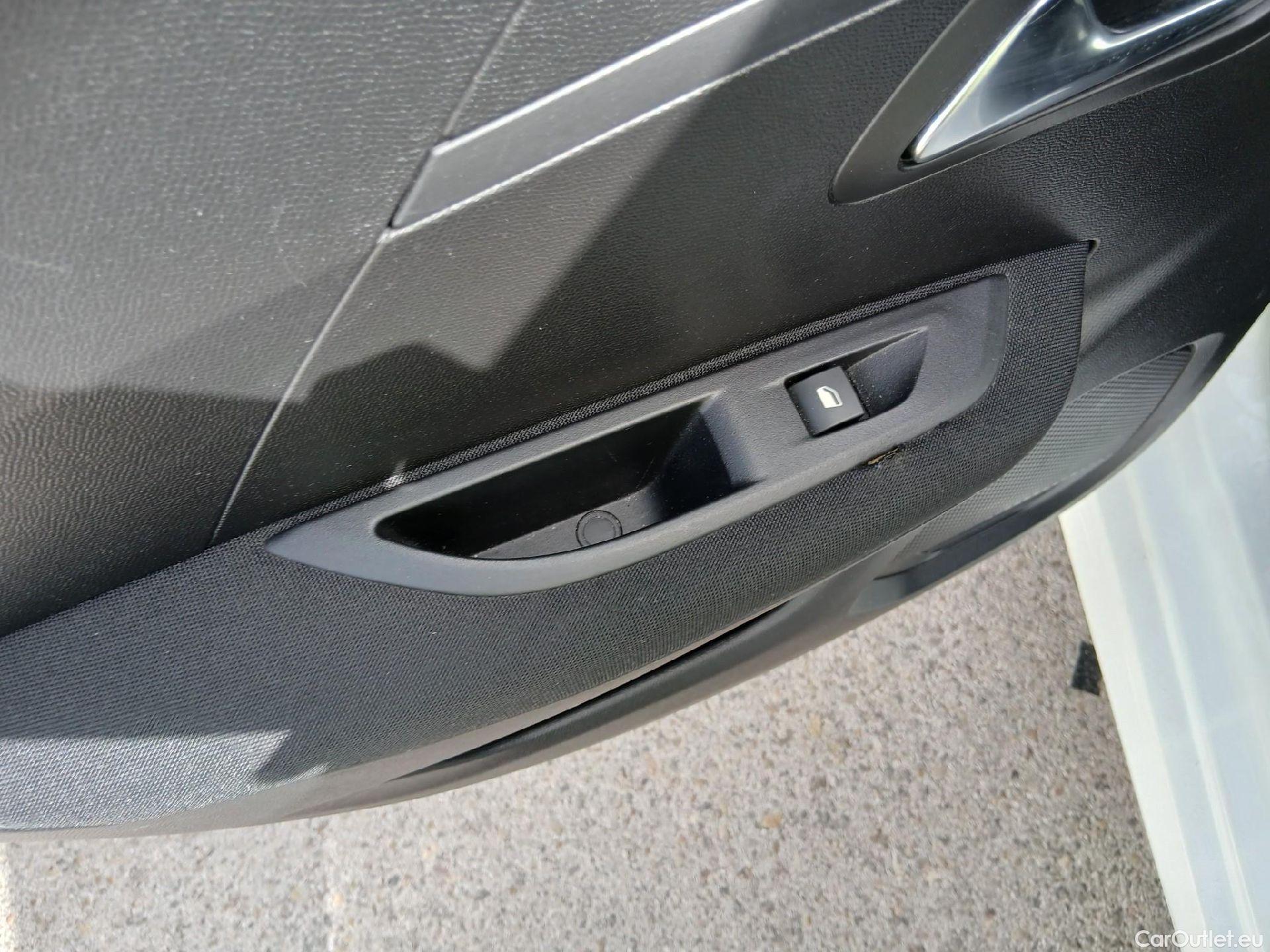  Peugeot  208 PEUGEOT  / 2019 / 5P / berlina con portón BlueHDi 73kW (100CV) Active Pack (AC) #20