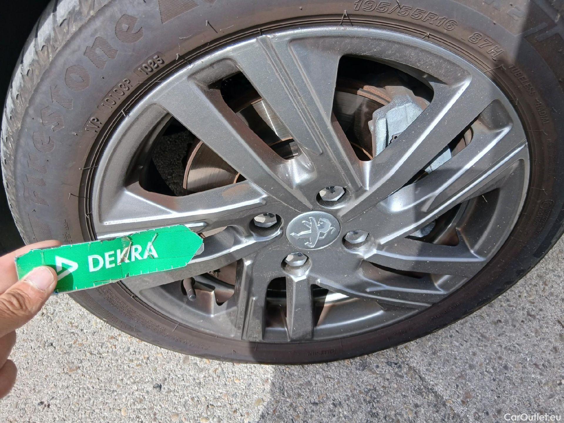  Peugeot  208 PEUGEOT  / 2019 / 5P / berlina con portón BlueHDi 73kW (100CV) Active Pack (AC) #43