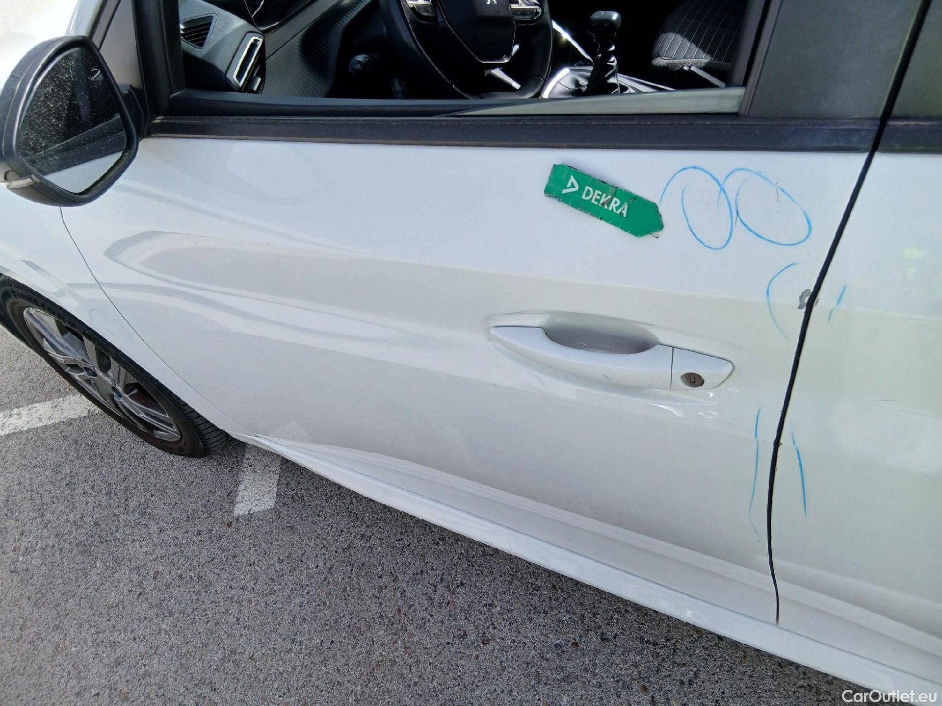  Peugeot  208 PEUGEOT  / 2019 / 5P / berlina con portón BlueHDi 73kW (100CV) Active Pack (AC) #15