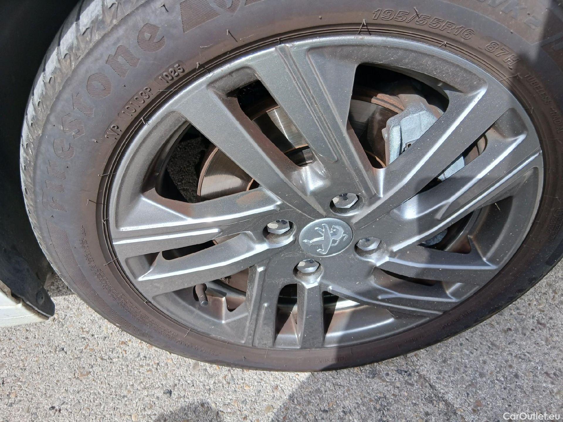  Peugeot  208 PEUGEOT  / 2019 / 5P / berlina con portón BlueHDi 73kW (100CV) Active Pack (AC) #42