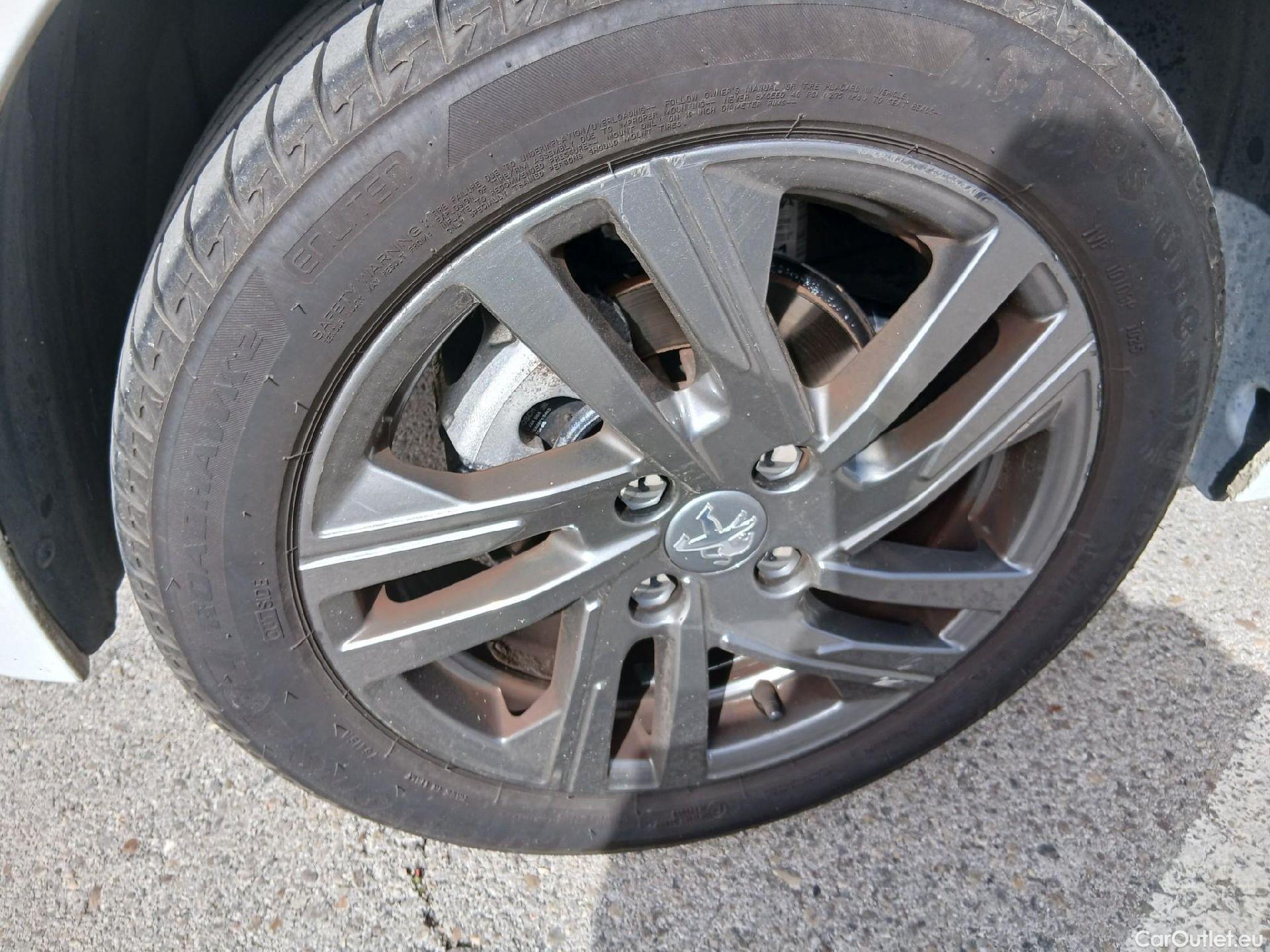  Peugeot  208 PEUGEOT  / 2019 / 5P / berlina con portón BlueHDi 73kW (100CV) Active Pack (AC) #32