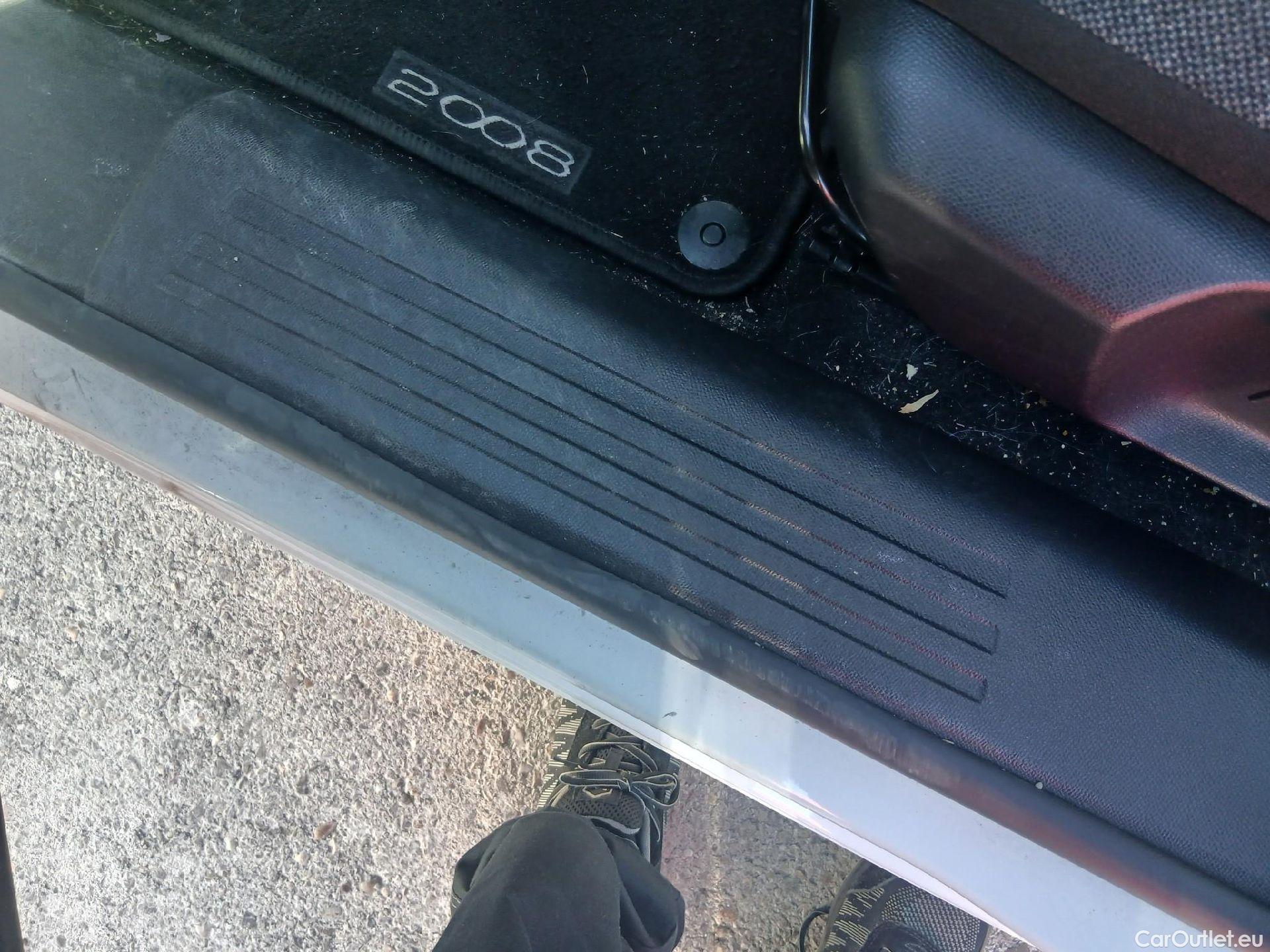  Peugeot  2008 PEUGEOT  / 2019 / 5P / todoterreno Active BlueHDI 81kW (110CV) #3